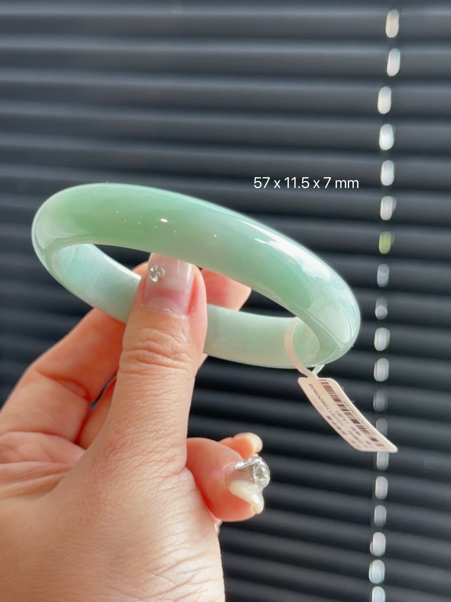 ✨ 马来西亚现货 · 手镯现货发售 ✨💚果绿色调娇润光泽的翡翠手镯，绝对的显白神器💎 手镯尺寸 • 圈口：57 mm • 宽度：11.5 mm • 厚度：7 mm 📄 附证书 每只手镯均附专业鉴定证书，安心选购 ✔️ 🕊 鉴赏期 支持鉴赏期，购买更放心 🌍 全球配送 马来西亚现货，支持全球邮寄 ✈️ 📩 欢迎私讯咨询 / DM 查看细节与实#马来西亚翡翠 #怡保 #吉隆坡 #新山 #新加坡