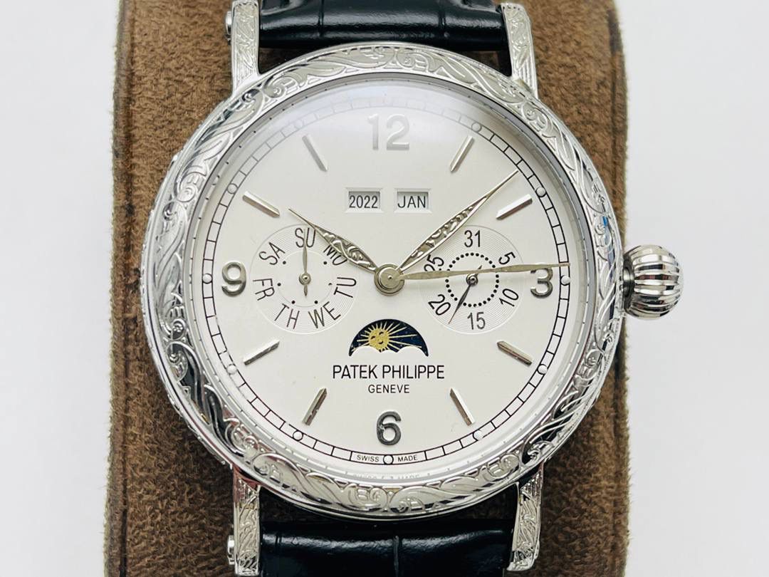 经典再续 百达翡丽古典表系列——5296-001．铂金V4升级版🤩😍细节方面： 1⃣️全新904L打造整体壳套，完善表壳细节，提升打磨质量，独家还原出正品的完美比例和特有质感。日历窗口改大小与正品一致，而非普通正常窗口！ 2⃣️刻度，指针采用最新的贵金属电镀技术加持，效果更佳出彩！ 3⃣️“锅盖型”微凸蓝宝表镜，版型与正品一致，效果通透，辨时清晰。 4⃣️【引领一体机时代】采用定制版Cal.9015改324机芯，超薄稳定性强！ 5⃣️【表带】经典意大利小牛皮表带，纹路清晰，质感上乘。针式表扣打磨齐整光亮，通用原装无压力。