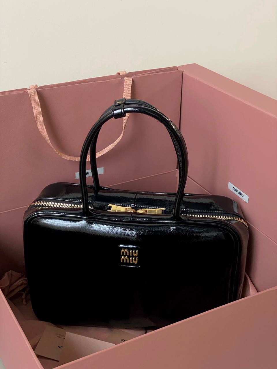 🈶漆皮黑 𝗠𝗶𝘂𝗠𝗶𝘂公文包| 新面料来啦 漆皮色泽光亮自然饱满～ 皮面透着的皱纹仿佛湖面上的水波纹 无论是视觉还是手感，质感都很绝！ 34×23×10cm #F0020m