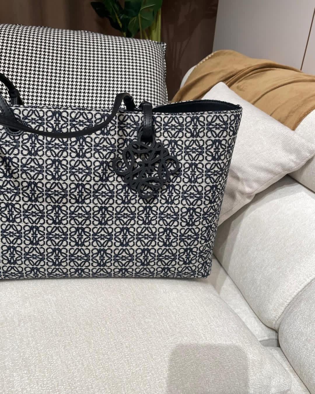 Loewe East West Anagram Tote Bag, 100%Authentic,98%new✅塵袋 