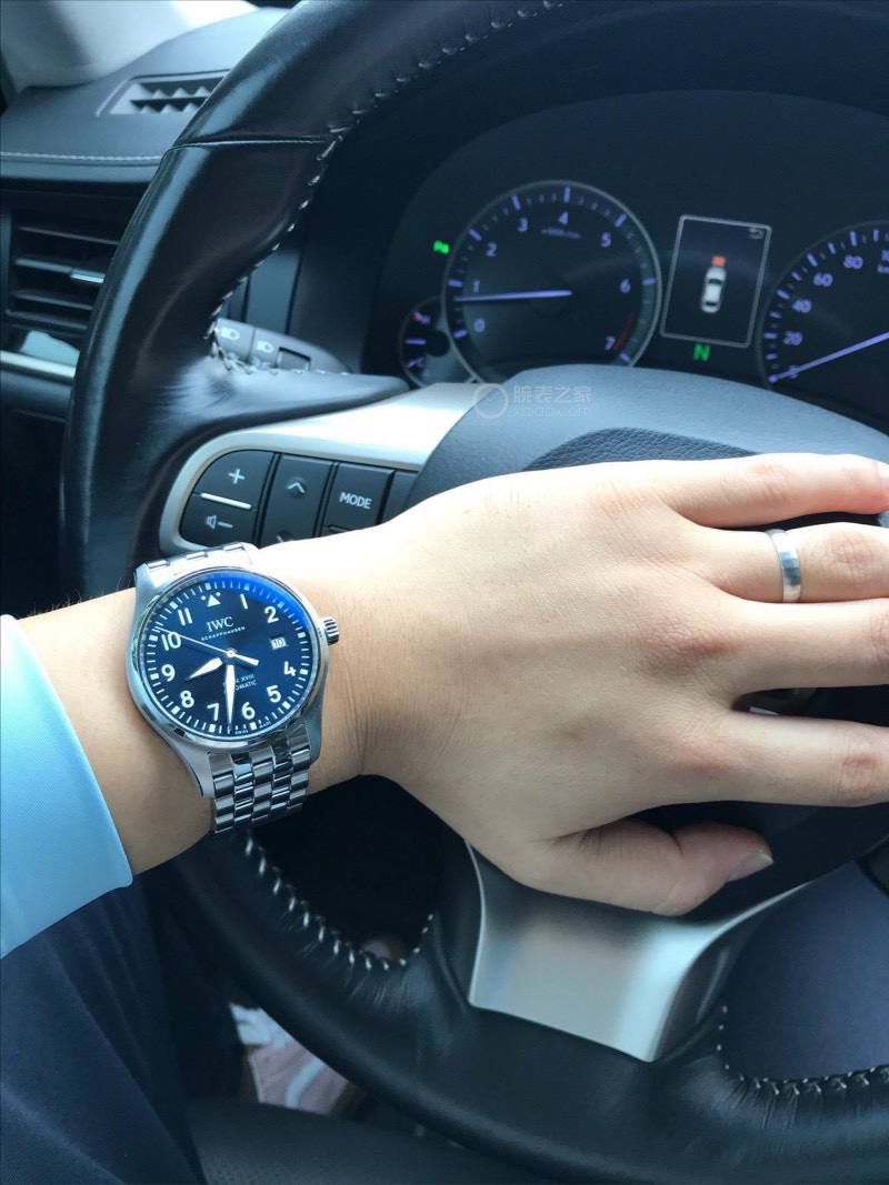 硬货首发，市场独家！IW3270156 。316L精钢材质，非凡工艺，让小厂知难而退！万国飞行员马克十八传承腕表，采用原装瑞士ETA王牌机芯，40mm表径，全数字刻度超强夜光，双面防反光凸状蓝宝石玻璃表镜。原版1比1开模钢带，在很多细节的把控上都已达到行业顶级，且多项可为标杆，整表细节一丝不苟。 原装价格4W多，一般人均可轻松驾驭，此款万国飞行员腕表视为万国经典款型，任何场景着装均适合佩戴，可谓百搭神器。全套包装出货