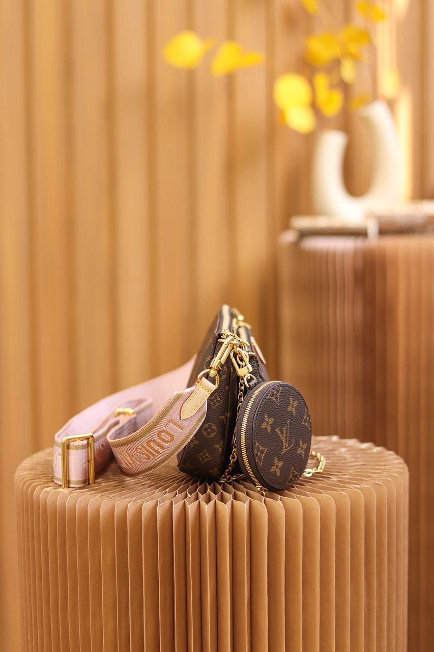 LV粉色全钢👜✨ 帆布制成的一款小巧轻便的三件套手袋，老花布肩带零钱包链条二件套，可手提可斜挎，它是你出席任何场合都可以携带的经典款式。拉链款式设计是使用更便捷。尺寸：大包25*13cm 小包20*11cm 圆饼包10cm