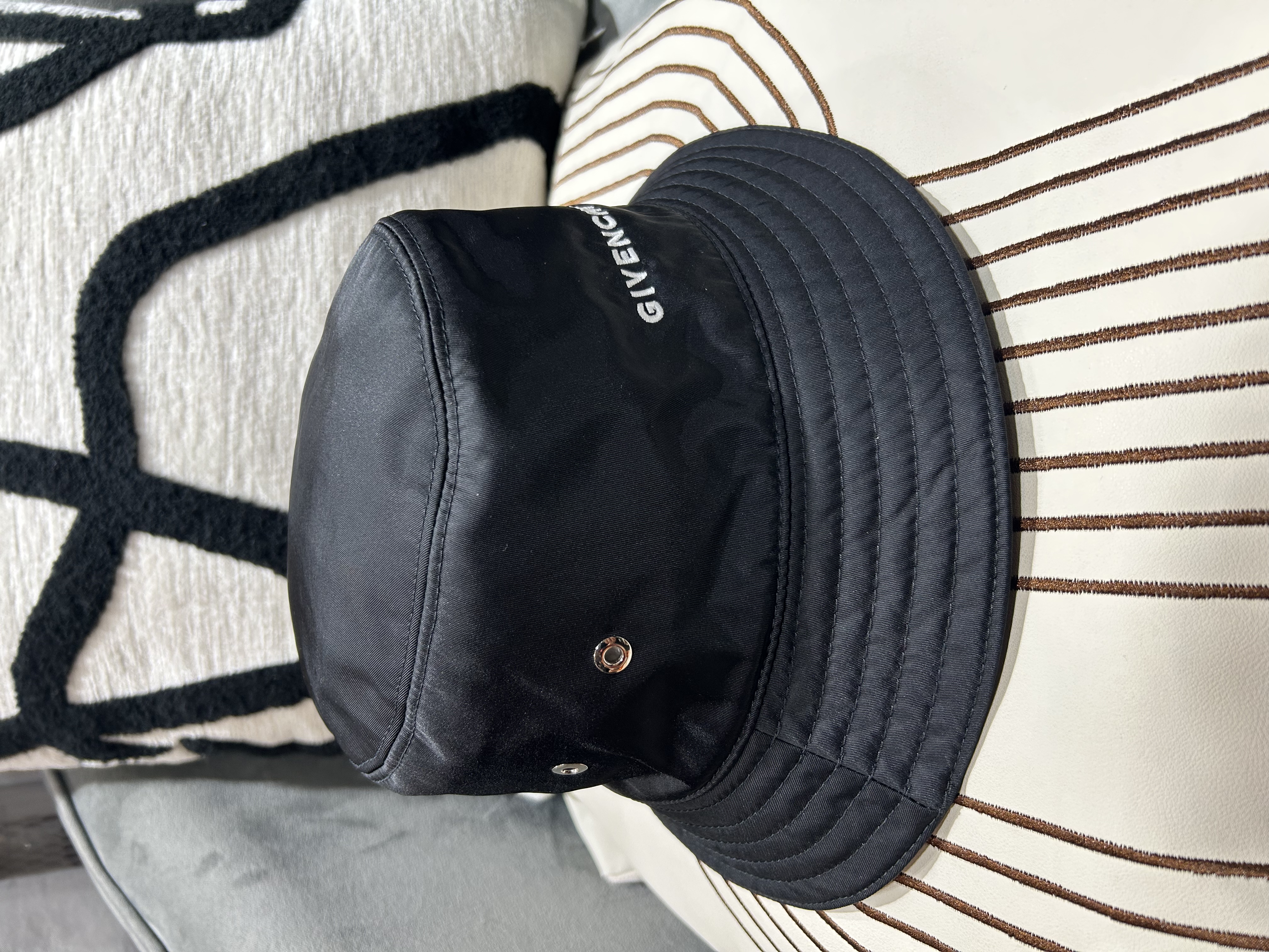 GIVENCHY BUCKET HAT NYLON 帽100%Authentic,UNUSED未使用品
