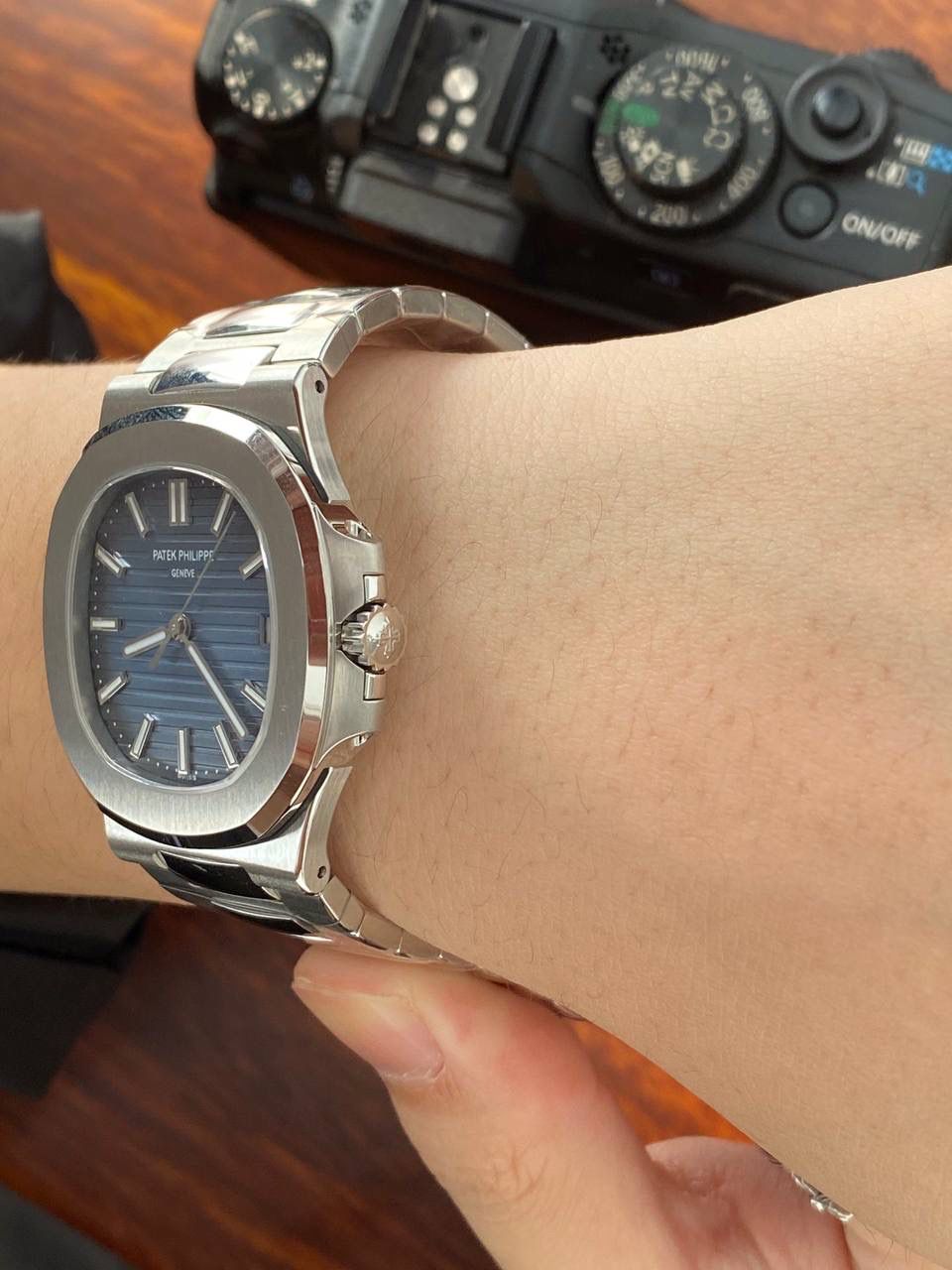 鹦鹉螺市场独家专用机芯，升级无噪音刻字版原版机芯🔥🔥 详细升级解读: 1.升级机芯全部精雕刻字，清晰不磨损，纹理做到极致。 2.升级自动陀片，采用瑞士超精密轴承，业界史无前例的安装陀片工艺。做到百分百降噪音。 3.原版机芯，无假夹版，无假摆轮，无假红宝石。WY-3k厂完整的复刻出3.3毫米的绝版高品质324SC机芯. 4..升级表盘刻度夜光超亮，而且整体做到和谐一致同步亮度。 5.鹦鹉螺经典蓝盘，目前改进与正品一致的颜色，秒杀其他工厂的表盘细节和做工。 6.日历窗口每一只手表做了水平正位，不出现偏斜遮挡。 7.把头调节档位顺畅度的多次调试，调试到最佳状态。使得升级版手雷调校时间和上链的手感畅顺 8.升级了整个手表厚度8.3毫米，完美实现全网最薄机械表，等同原装厚度。佩戴起来舒适无比。 9.重点强调324Sc机芯顺时针调日历，也就是由上往下调日历。注意辨析和正品一致。 10.调节时间的时候，拉表冠二挡。大秒针是不停止的。和正品也是一致。