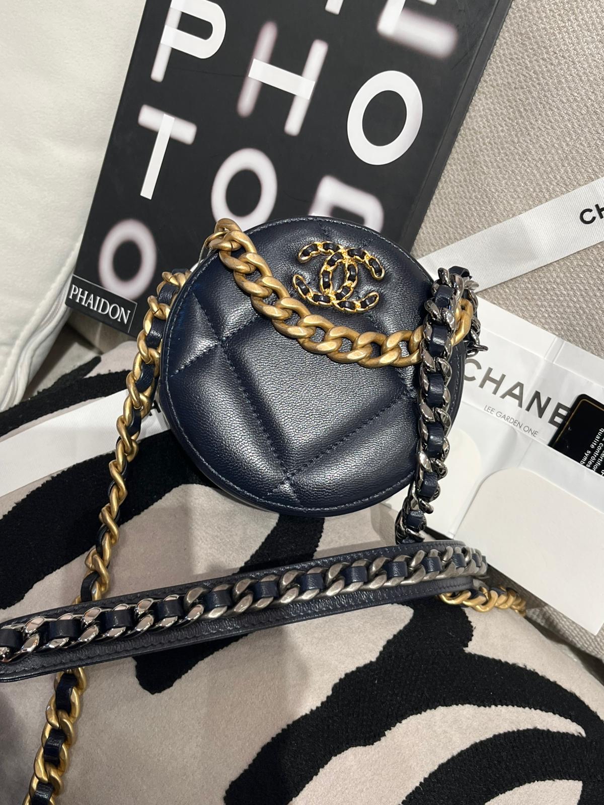 Chanel 19 Round Clutch WITH CHAIN AP0945 SHOULDER BAG 100%Authentic, 98%new ✅專門店收據✅29卡✅塵袋✅box