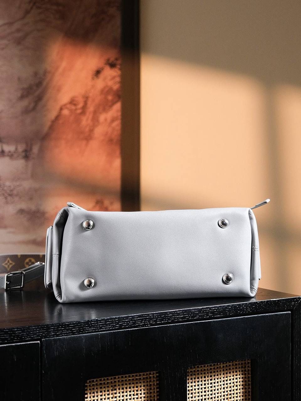 𝐂𝐀𝐑𝐑𝐘𝐀𝐋𝐋 𝐂𝐀𝐑𝐆𝐎芯片跳动码小号👜✨ 爆款𝐶𝑎𝑟𝑟𝑦𝑎𝑙𝑙 𝐶𝑎𝑟𝑔𝑜鲨鱼灰，强烈推荐闭眼入！ 羊皮面料搭配着老花肩带点缀，简直又是新宠大爆款， 慵懒随性感轻松拿捏🤏🏻 上市后一直处于一个断货王的存在！ 五金材质：厚镀纯钢五金 皮料材质：法国进口小羊皮【芯片版】 尺寸详情：𝟑𝟑.𝟓*𝟐𝟑*𝟏𝟓cm