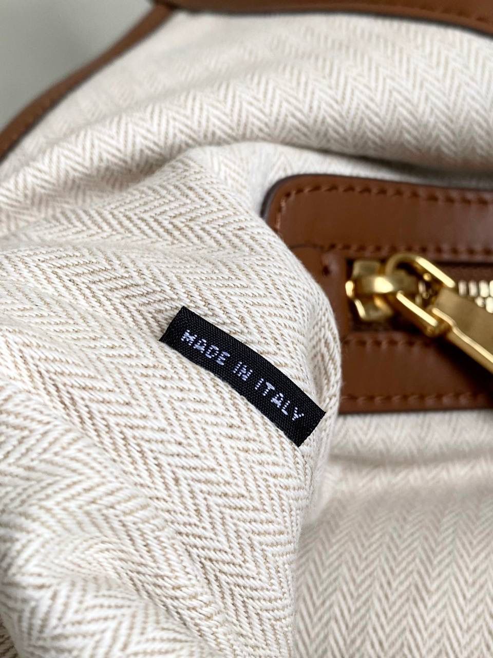 🈶拼接色 𝗠𝗶𝘂𝗠𝗶𝘂托特，大爆款 这只大火啊！超有腔调的一款 简约精致的设计真的好耐看 不同色系拼接有点流浪感又透着高级 色彩搭配温暖而富有层次 把美拉德复古风拿捏的很到位 整体造型非常慵懒惬意，保证了舒适性和实用性的同时还兼顾了美观性 时尚，非它莫属了！ 35×40cm #F0110m