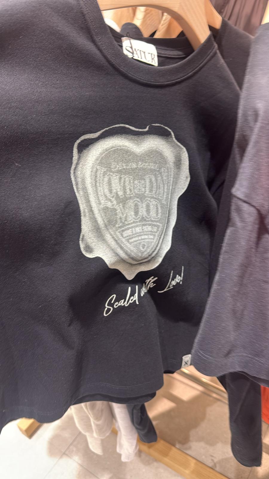 Satur 蓋章logo women size tee 半價cream Wm（預購10-14天）