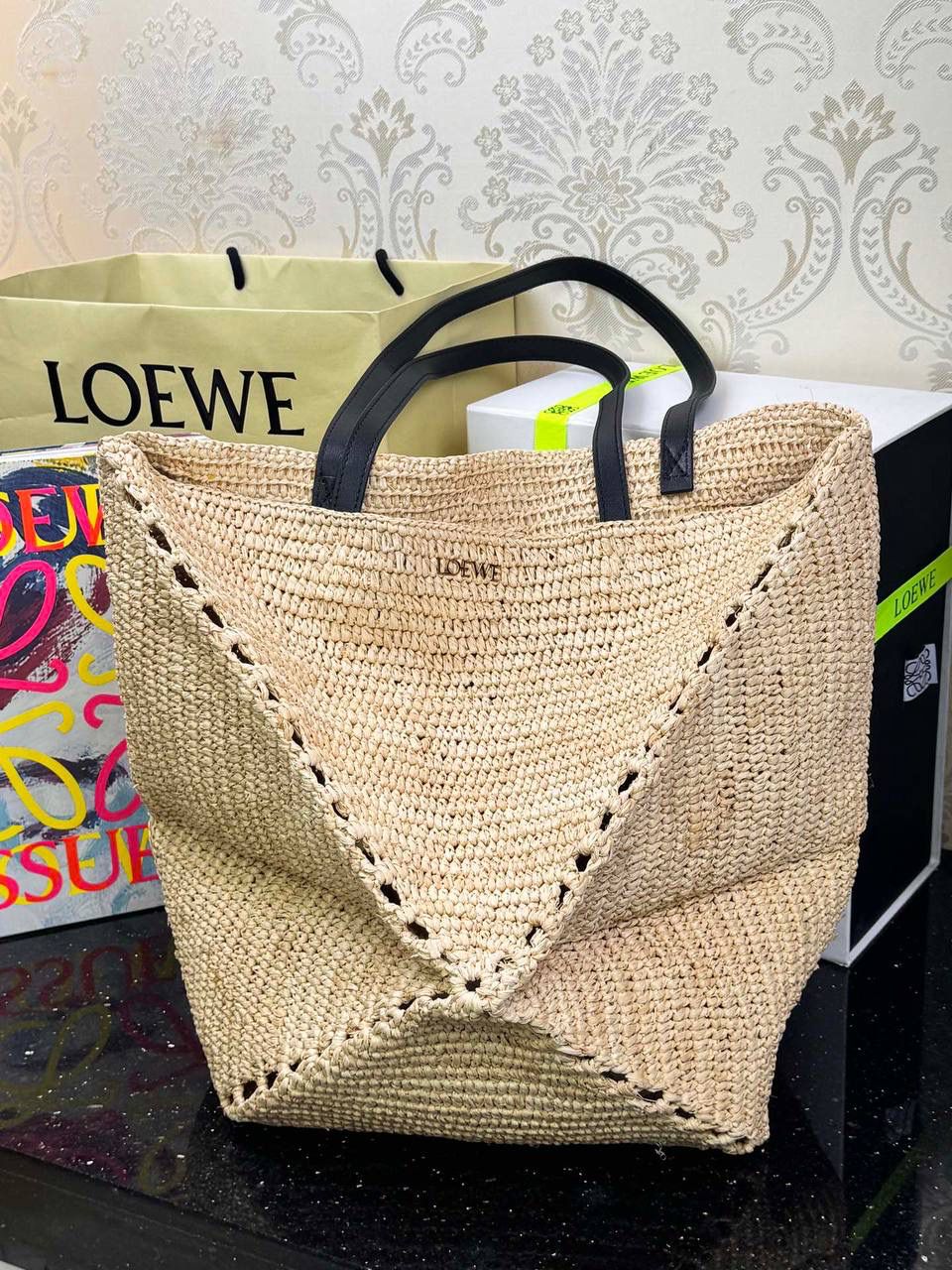 🎈*𝐏𝐮𝐳𝐳𝐥𝐞 𝐅𝐨𝐥𝐝折叠手袋👜*（进口拉菲草） ——全新【𝗡𝗘𝗪】升级‼️ 👉🏻延续经典𝙋𝙪𝙯𝙯𝙡𝙚的标志性几何裁剪设计、新晋顶流🅰️𝙋𝙪𝙯𝙯𝙡𝙚 𝙁𝙤𝙡𝙚 𝙏𝙤𝙩𝙚以折纸包为灵感、升级成🉑完全折叠‼️的结构、立体与平面任意切换、出差旅行🧳必备单品、可肩背或手提、正面饰品牌标志性英文Logo。 👉🏻采用进口拉菲草手工编织而成、该种材料工序复杂、制作成本高昂、但因其柔软度高、环保性能更好、不易变行被广泛应用。 尺寸：𝟐𝟓.𝟓-𝟏𝟒.𝟓-𝟑𝟏.𝟓cm 款号：052316