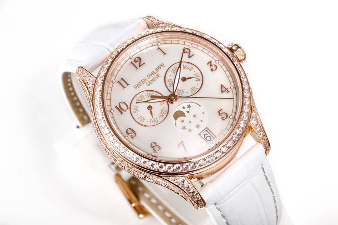 ✨百达翡丽复杂功能时计4947/4948系列 惊艳首发 年历+月相镶钻女表💎 经典时髦，美艳出圈😍😍 38mm表壳精抛光，线条流畅弧度饱满，表冠镌Calatrava十字星，侧边镶钻呼应表壳，质感拉满✨ 珍珠母贝表盘+立体金质字块+金质大三针，读时清晰；9点位星期、3点位月份、6点位日期月相，年历每年仅需调校1次，实用便捷🌙 搭载324S QA LU自动机芯，带PP印记，性能卓越⚙️ 意大利手工缝线牛皮表带+镶钻原装针扣，优雅显贵，懂表之人必入💫