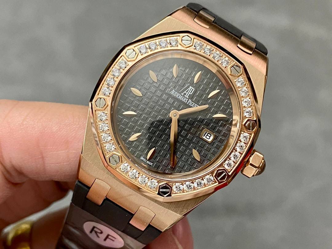 爱彼67601 尺寸33mm 全网女神看过来😍😍这款爱彼女表才是最具有性价比的… 爱彼皇家橡树系列型号67601石英腕表，皇家橡树系列独有的八角形外观还拥有爱彼独特的设计风格也将女士优雅风格融入其中，深受女明星们的爱戴，表带澳洲湾鳄鱼皮，即使只有33毫米的小尺寸，也将爱彼独有的纯净美感与刚毅线条展现的淋漓尽致💝💖💘而镶满钻石的表圈也为佩戴的女士增添了更多的柔美。（32颗明亮式切割美钻）巴蒂镶嵌一枚半透明凸面蓝宝石，搭载瑞士进口石英机芯，拥有实用的日历显示功能，女士们佩戴起来不会显得沉重 ！