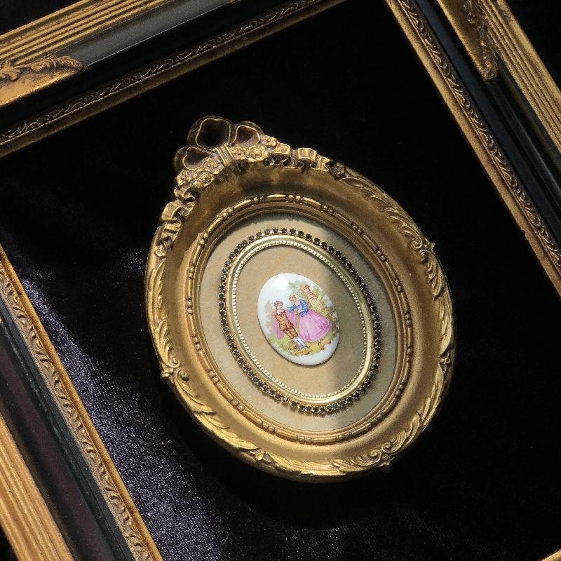 Vintage C.a. 1970s Fragonard Porcelain Set in Cameo Frame/Small Wall-Mount Decoration (MT1829-1)