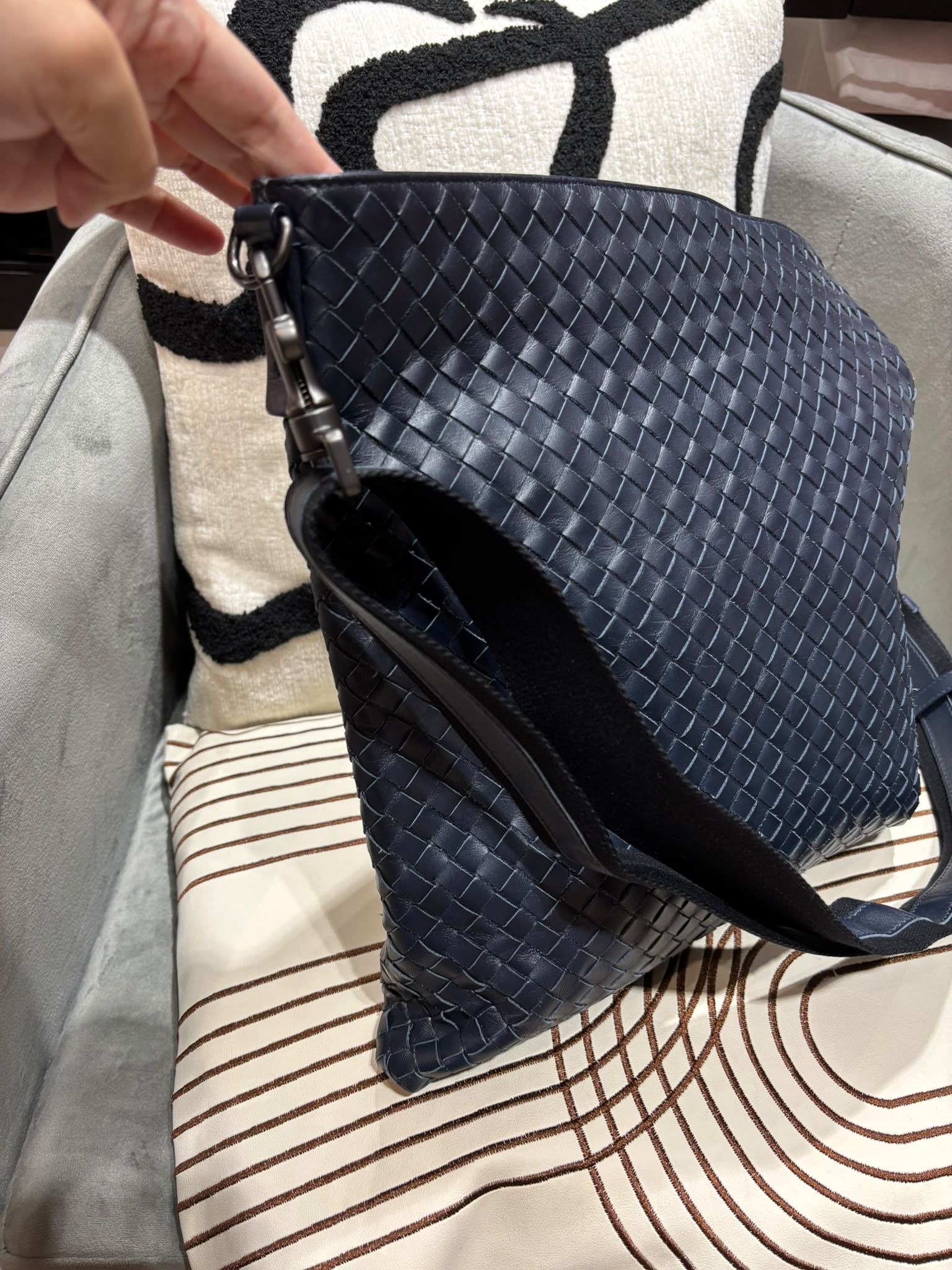 Bottega Veneta BV Intrecciato shoulder bag Navy 100%Authentic, 95%New 