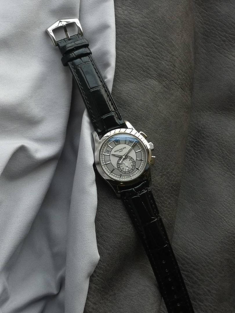 2024墙裂推荐 重金打造经典时计】——百达.翡丽复杂功能系列5905R-010重磅登场，迄今推出的首款Nautilus复杂腕表，以超复杂的工艺技术打造休闲运动腕表。 1⃣️小身板大能量：尽揽以下功能∶12点位日历功能 10点位星期功能 2点位星期功能 6点位24小时。所有功能都可正常使用。 2⃣️机芯采用复刻版Cal.240自动上链机芯，在实现外观的逼真前提下，功能一并完美诠释。 3⃣️改装大师独立制表人，倾情参与定制改装表盘颜色，给予独一无二的腕表增添有趣的灵魂！ 匠心力作 欢迎各位表友品鉴！