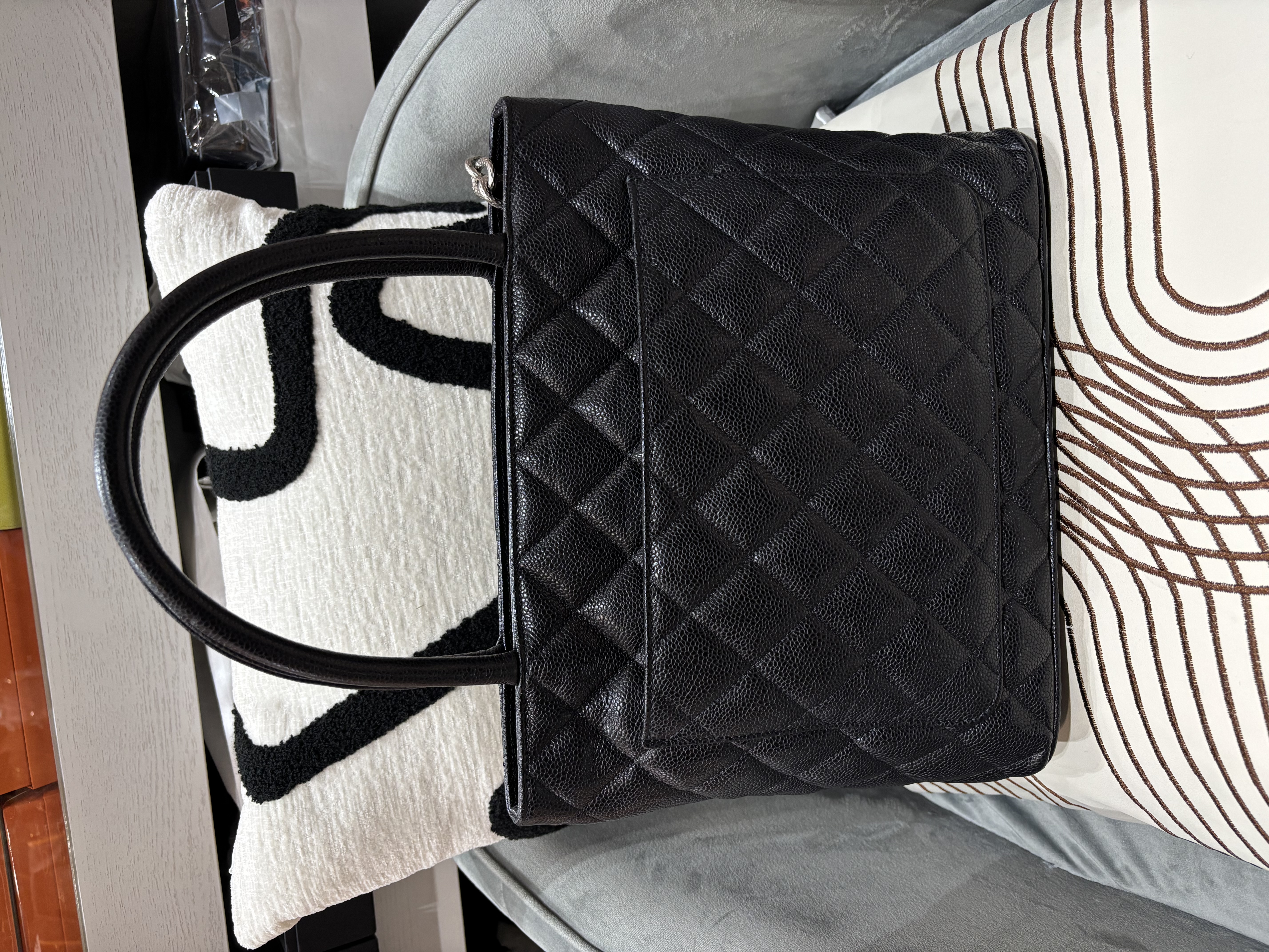 Chanel medallion shoulder hag 黑色魚子醬牛皮希爾頓包，Vintage 絕版 100%Authentic ,95%new✅14Card ✅Dust bag