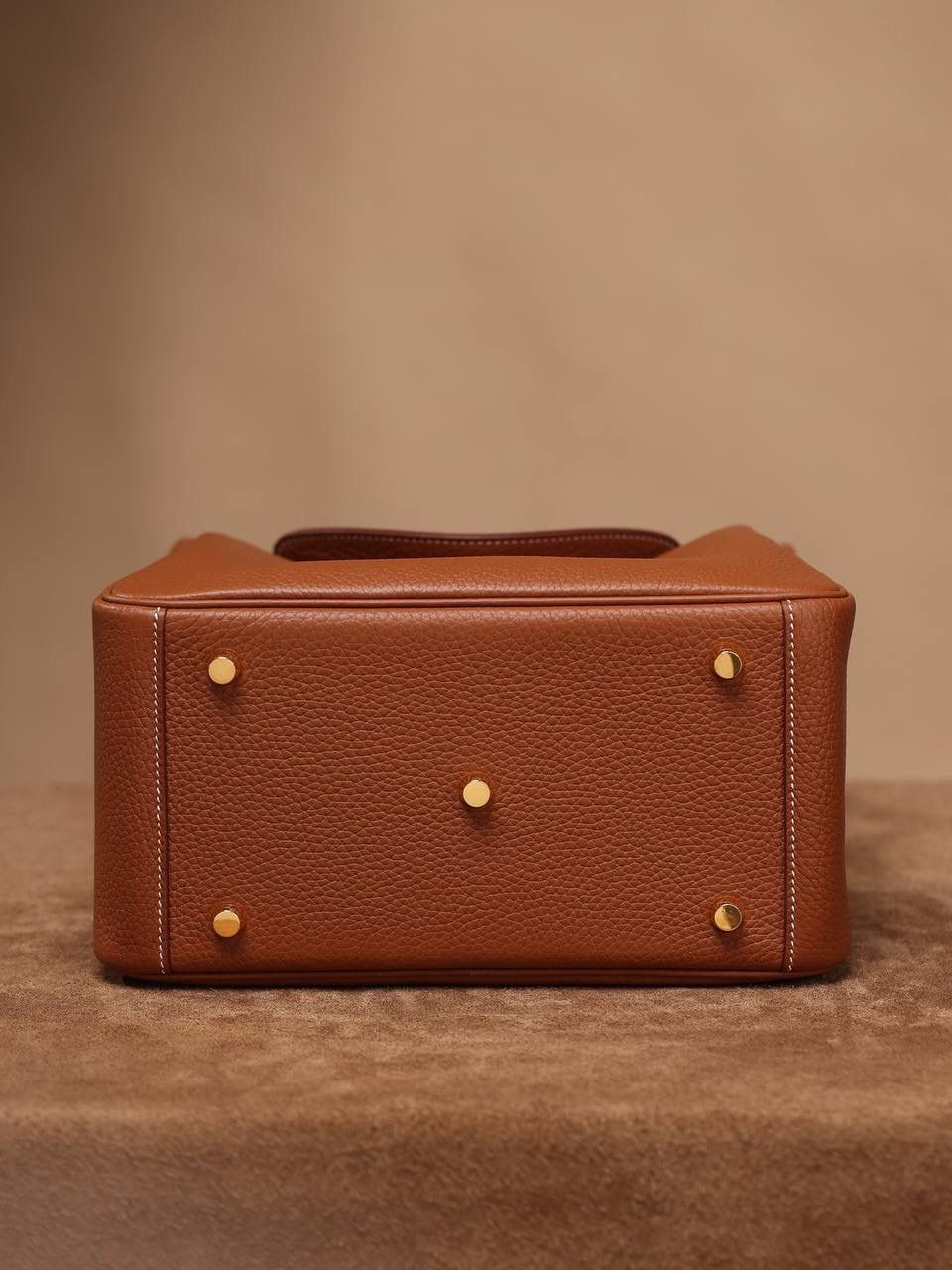 Hermes 爱马仕 Lindy 26cm 金棕金扣👜✨ Lindy 独家渠道货 独家欧洲原厂皮原厂五金组装的ZP尾单货 尺寸：26*18*14 cm Lindy是采用原厂的正品TC皮，什么是TC皮？ 爱马仕专用的clemence,简称tc皮，是Hermes最受欢迎的皮革之一，颜色会比Togo少一些，但是纹路比Togo细腻，含油更高，更软，因此稍稍有些下垂感的特点。 欣赏独家货源的美 闭眼入😍🤭🤟🏻