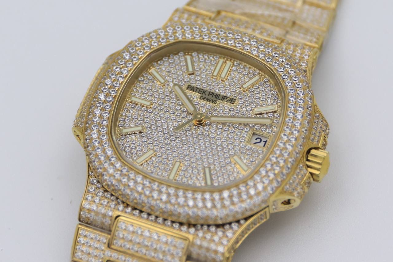 百达翡丽鹦鹉螺满天星V3版。少量到货！！！独家还原正品后镶钻。 全新修正V2版不足的四大细节： 1.表盘上12个条形刻度，根据原装5711字钉开模，效果保持了跟原装一致的黑油条形夜光刻度。 2.全新定制原版324机芯，V3版本机芯摆轮位置与原装一致，CNC数控技术打造机芯夹板，深度洗花和刻字，效果保持了原装应有的细节，机芯结构还原度极高。 3.表带升级还原正品后镶钻侧面表带镶石工艺：挑战难度极高百达翡丽鹦鹉螺侧边镶钻表带R8制表师历练数年多次，尝试过无数种加工工艺，即使再难也有破釜沉舟的心态，如今终于大功告成，还原正品后镶钻效果，是目前唯一可以做到表带侧边镶钻工艺。 4.指针升级：秒针中心点升级为针轴秒针。 （让你体验最奢华百达翡丽鹦鹉螺）