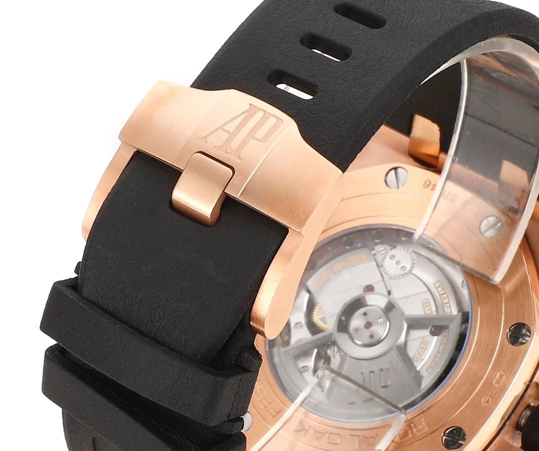 表盘以爱彼经典的大格纹为背景，一个个层次分明的方格排列，经过完美的打磨，将尽善尽美体现得淋漓尽致。三点位的日历表盘，在蓝宝石玻璃凹透镜的作用下，TPE扩大效果与原版一般无二。每一根大小表针，无论从各个角度来看都没有出现毛刺现象，这一点解决了大部分强迫症表友一直存在的烦恼！刻度与表针中间部位都采用瑞士进口夜光粉，每一个个体都做到手工填充，均匀饱满度是机器填充远远比拟不了的，亮度与发光颜色与原版几乎一致！机芯方面采用7750改3126的计时机芯，十二位的小秒，六点位和九点位的12小时计时与30分钟计时，完美的还原了原版的所有功能，经过JJF团队的精密打磨，大大提升了7750基础机芯的稳定性，缓解了一直以来计时机芯款式空有其表的尴尬现象！做到无可挑剔，堪称天花板级别，欢迎广大表友品鉴！💯🔥