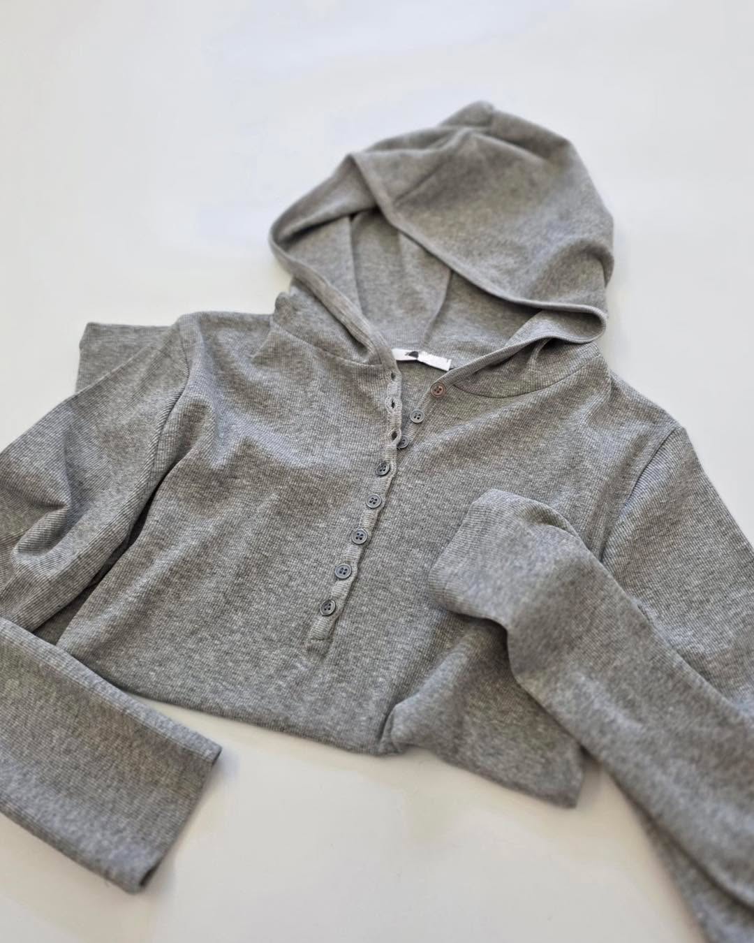 開鈕有帽坑紋薄長袖