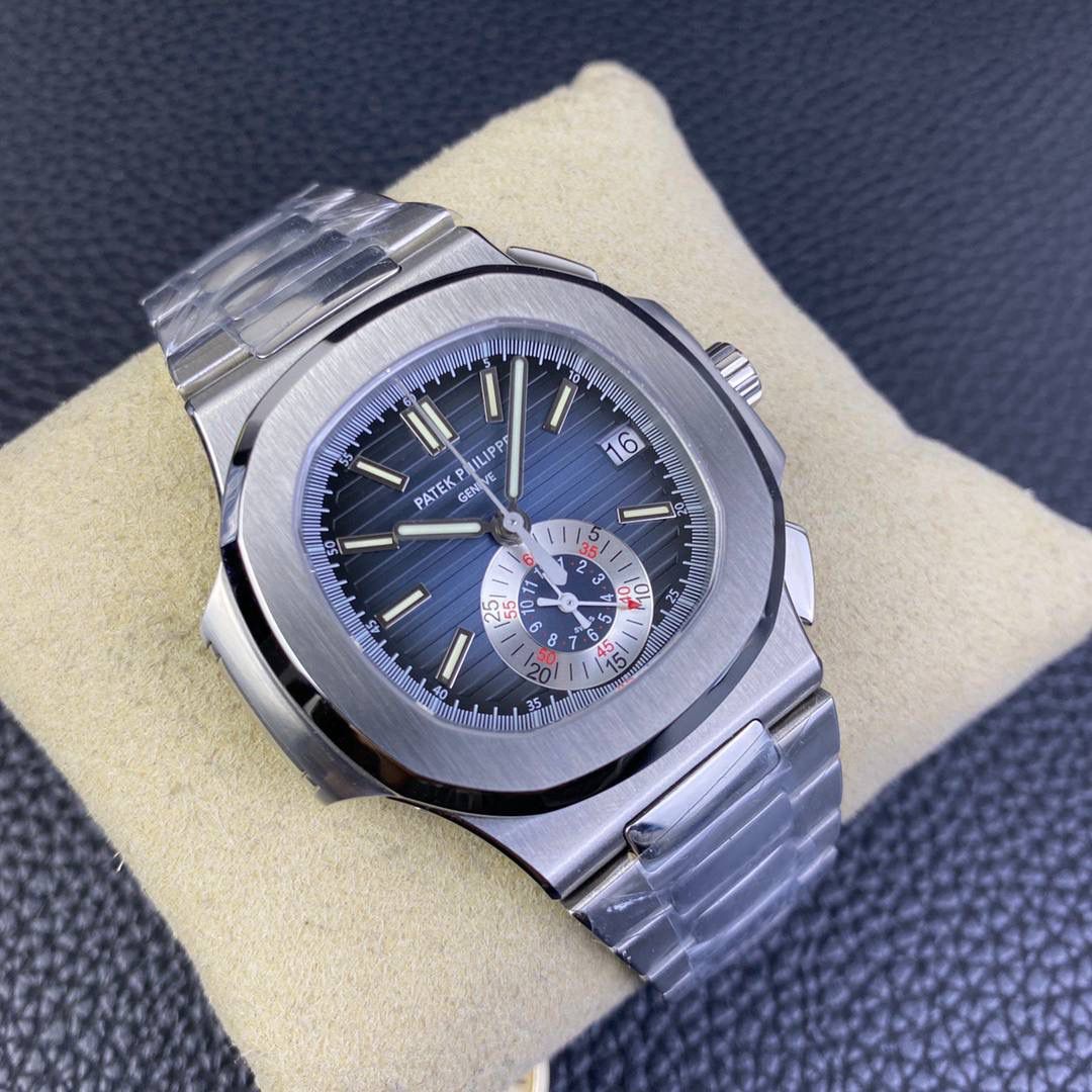 百达翡丽5980系列！ 表径40.5MM最佳舒适佩戴尺寸，标识性的鹦鹉螺精钢表壳打磨精致，正面拉丝处理。 华丽的表盘，灵感来自第一只百达翡丽Nautilus的表盘颜色。但具有更丰富的色调。位于6点钟位置的单计数器计时码表实际上就像在手表内部装有另一只手表。读取经过的时间再简单不过了，因为小时和分钟是在一个12小时的寄存器中计算的。3点位置的日期孔完善了表盘的设计。 PPF自研百达翡丽计时机芯CH 28-520，由327个特别完成的零件，35个珠宝和13个桥组成。机芯在完全缠绕时以28,800vph的频率跳动时可提供超长的动力储备，机械美感通过蓝宝石背透后盖一览无遗。 表带手链结构完美坚固，具有缎面磨砂和镜面抛光交替效果。纯粹的视觉享受，佩戴起来极为舒适，配备了Nautilus折叠式双折叠表扣，并配有翻盖锁，以提供额外的安全性。