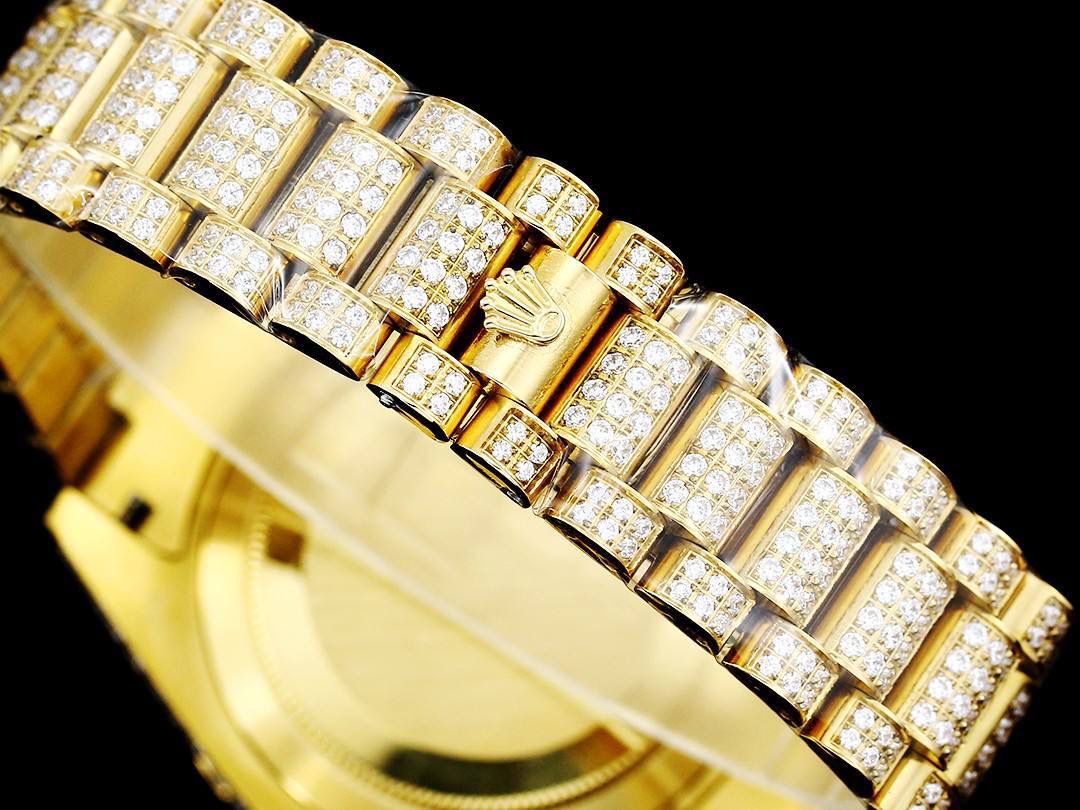 💍劳力士ROLEX 奢华极致满天星版本腕表904精钢打造，密镶顶级施华洛世奇美钻，奢华品质的诠释，璀璨夺目，魅力绽放。表壳表链全镶满美钻，金光闪闪，机芯可选择2824机和国产，腕表尺寸42mm！💍