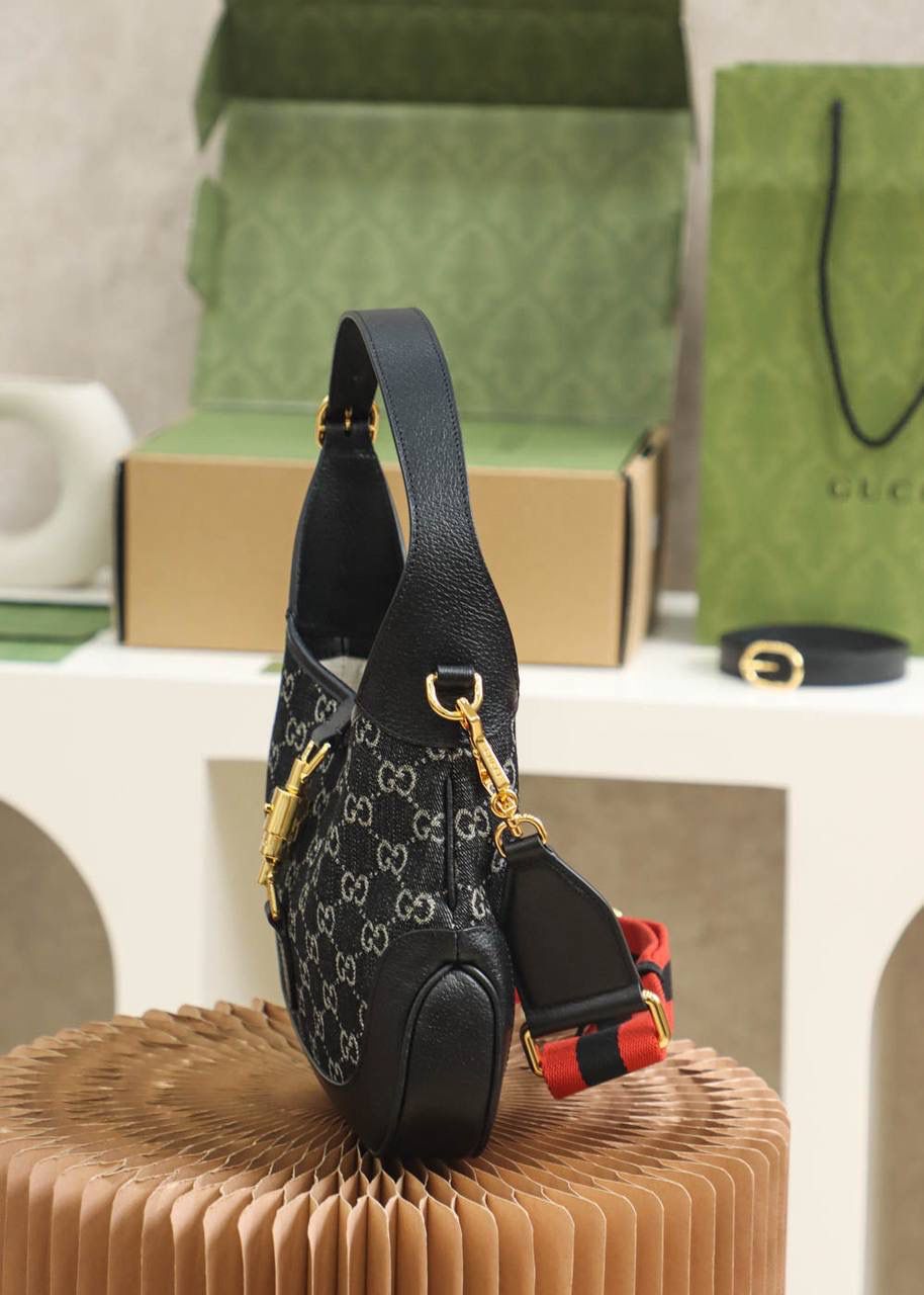 𝐉𝐚𝐜𝐤𝐢𝐞 𝟏𝟗𝟔𝟏 𝐃𝐞𝐧𝐢𝐦 原厂皮#678843# ▪️尺寸大号：28*19*4.5cm▪️ 尺寸小号：19*13*3cm 𝑱𝒂𝒄𝒌𝒊𝒆焕新推出全新的黑丹尼牛仔系列， 以包身质感柔软，经典的𝑮𝑮图案搭配标志性的织带细节， 将复古元素进行到底，肩带三种演绎风格， 全新百搭黑色丹尼也成为时尚的一种主流， 牛仔与老花完美邂逅充满复古的气质，优雅知性中又带着时尚休闲俏皮的少女感，入手绝不后悔系列！酷女孩出街必备的王炸神器！🔥🔥