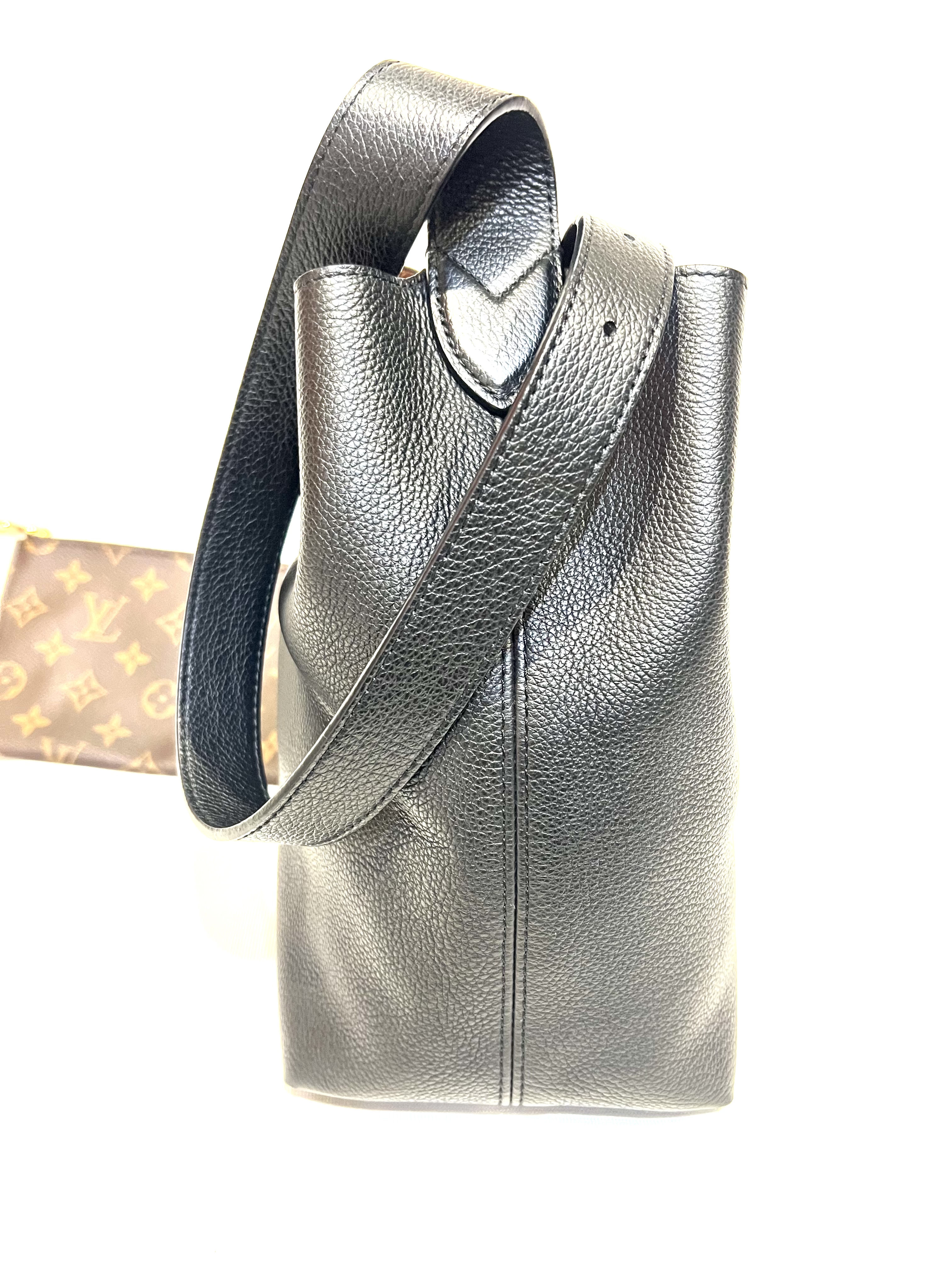 Pre-Owned Louis Vuitton Low Key Hobo MM / Product Code: 26041119