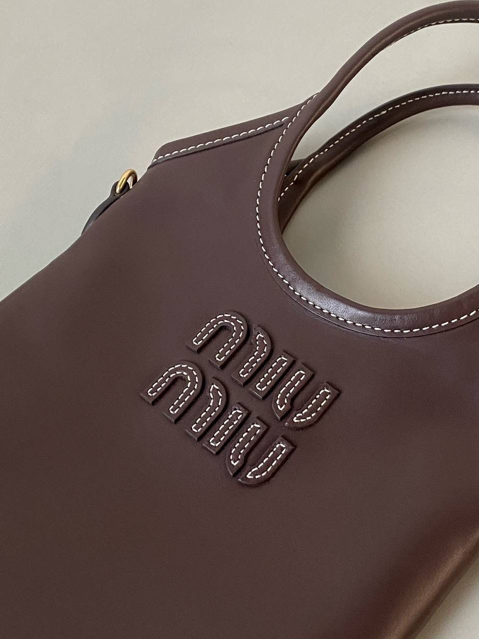 🈶石南木色 𝗠𝗶𝘂𝗠𝗶𝘂托特 缩小版的ivy来噜 真的是除了可爱还是可爱！ 感觉谁背都是萌萌哒hahaha～ 这种siza就不挑身高了，没有局限 还有肩带，除了手拿斜挎也巨好看 容量小包里算不错的了，日常外出足够，能放pro max 20×24cm #F0110m