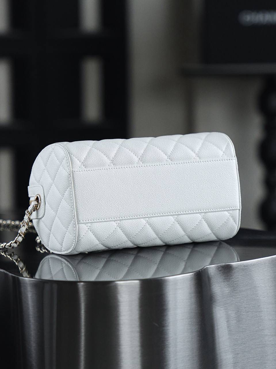 25P迷你保龄球鑒定版👜 一包一碼 支持全球鑒定查驗身份證原廠專G Hass皮料過關清單資料可査詢 25P春夏季的黑馬波士頓保齡球！ 時尚就是經典的輪回，保齡球圓筒的造型超可愛！ 包身圓潤流暢的線條，既保留了復古韻味，又融入了現代時尚感！ 五金：厚鍍14K淡金扣 皮料：Hass中球纹牛皮 尺寸：11.5*18.5*11cm