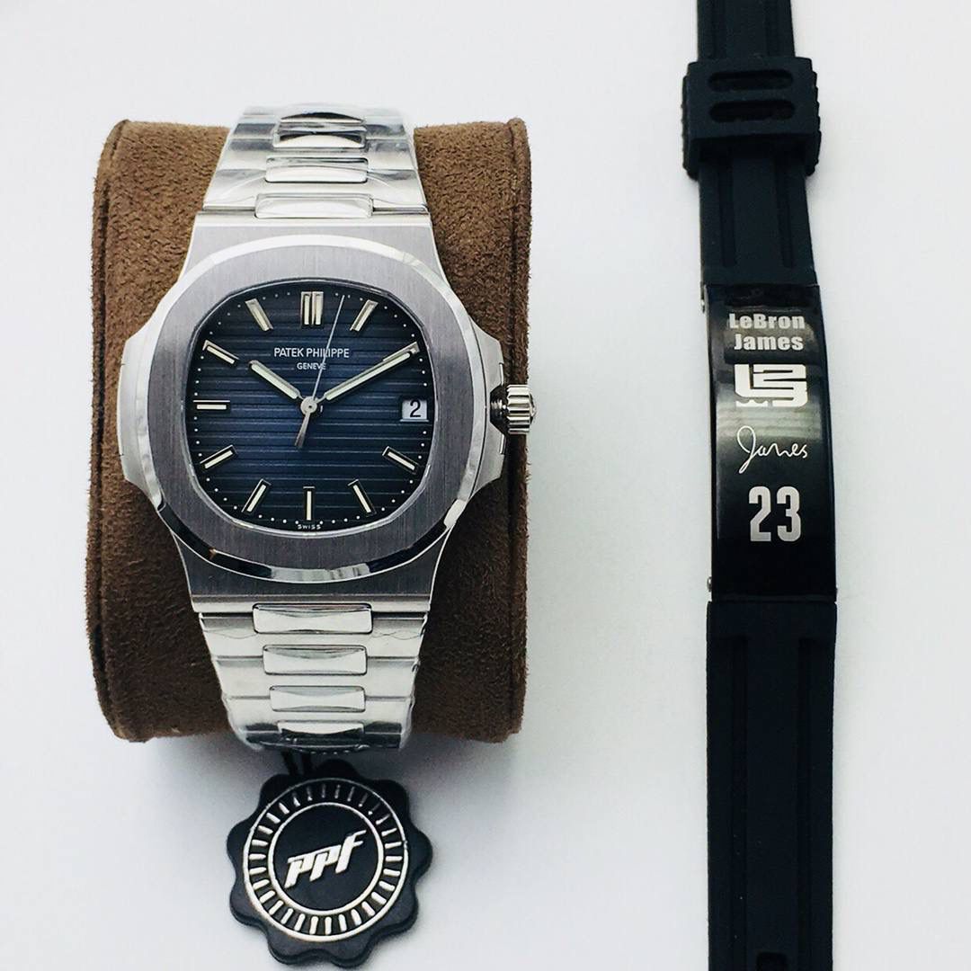 新力作 V4超级升级版 百达.翡丽鹦鹉螺重磅来袭！ 1：第一款真正意义上的超级鹦鹉螺，震撼来袭，全新修正的不锈钢表带，铰链部分根据真正的百达翡丽鹦鹉螺不锈钢表带拆解开发，和正品一致的贴合效果！ 2：逆袭之前所有副本，铰链开合角度和正品一致，锁毕声音和正品相同！ 3：重点指出此次V4版的面盘在采用与真品一致的覆荧光涂层金质立体时标，特别突出的“蓝魅”面无限接近原版！ 4：机芯方面是全新订制的修正版的一体芯Cal.324机芯，是目前唯一做到机芯的钢印与正品一样的雕刻工艺。