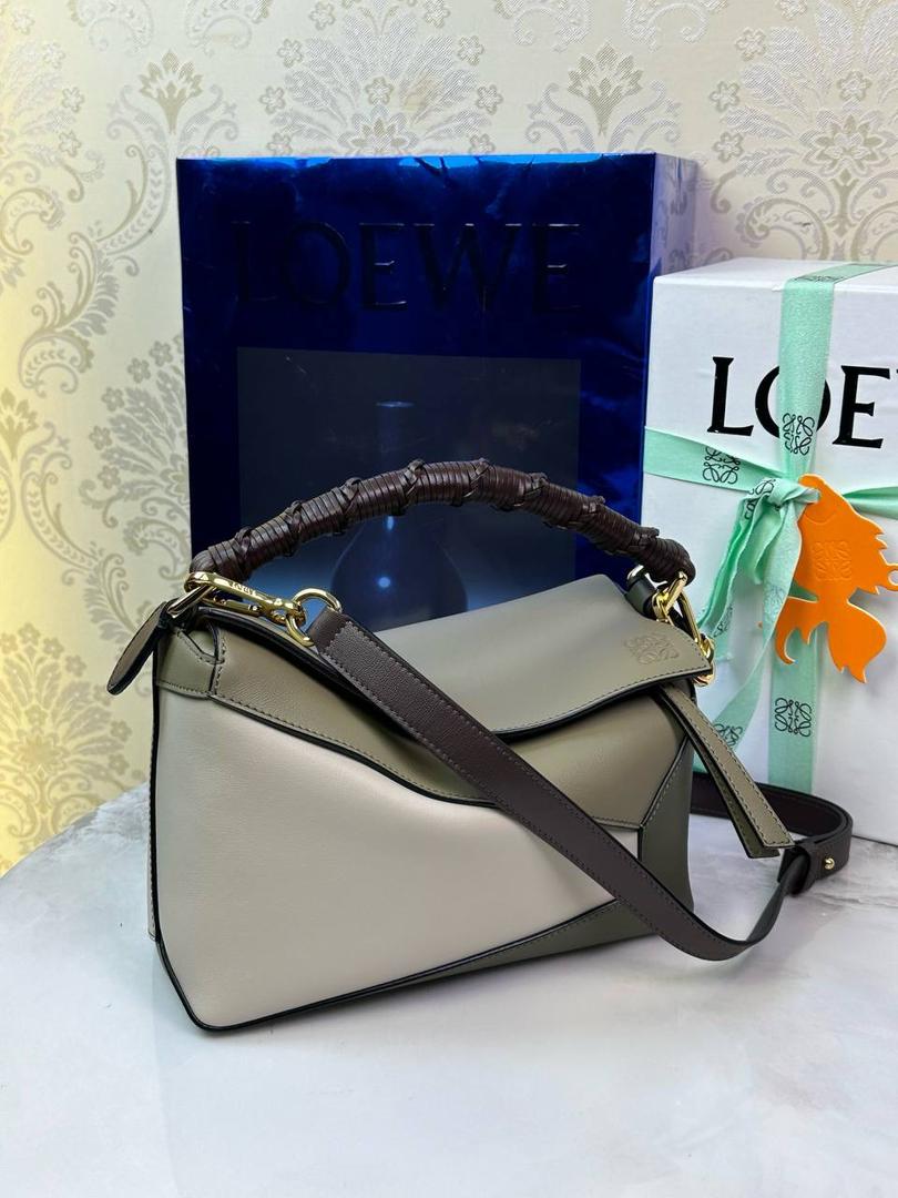 🎈最新编织手腕𝙋𝙪𝙯𝙯𝙡𝙚 ——【月桂绿拼】 尺寸：𝟐𝟒-𝟏𝟎.𝟓-𝟏𝟔.𝟓𝐜𝐦 编码：062405 ♥️以罗家经典几何设计，搭配独特的编织手腕，人字纹里布。 ♥️容量大，经典百搭，可拆卸肩带，有单肩，斜挎，手提等多样化背法。随性时髦洒脱，实用性强。 ♥️独家背景➕独家品质➕独家全套砖柜礼盒套装，市场高端品质皆在我手✌🏻