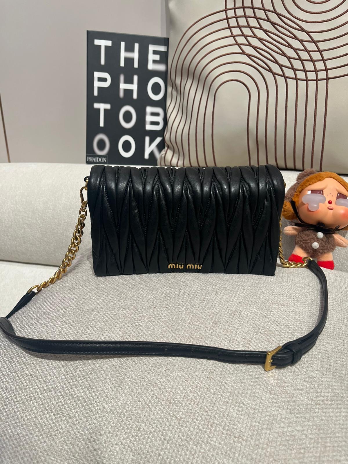 MIU MIU SHOULDER BAG 黑金斜孭袋 ,100%Authentic,98%new✅box 