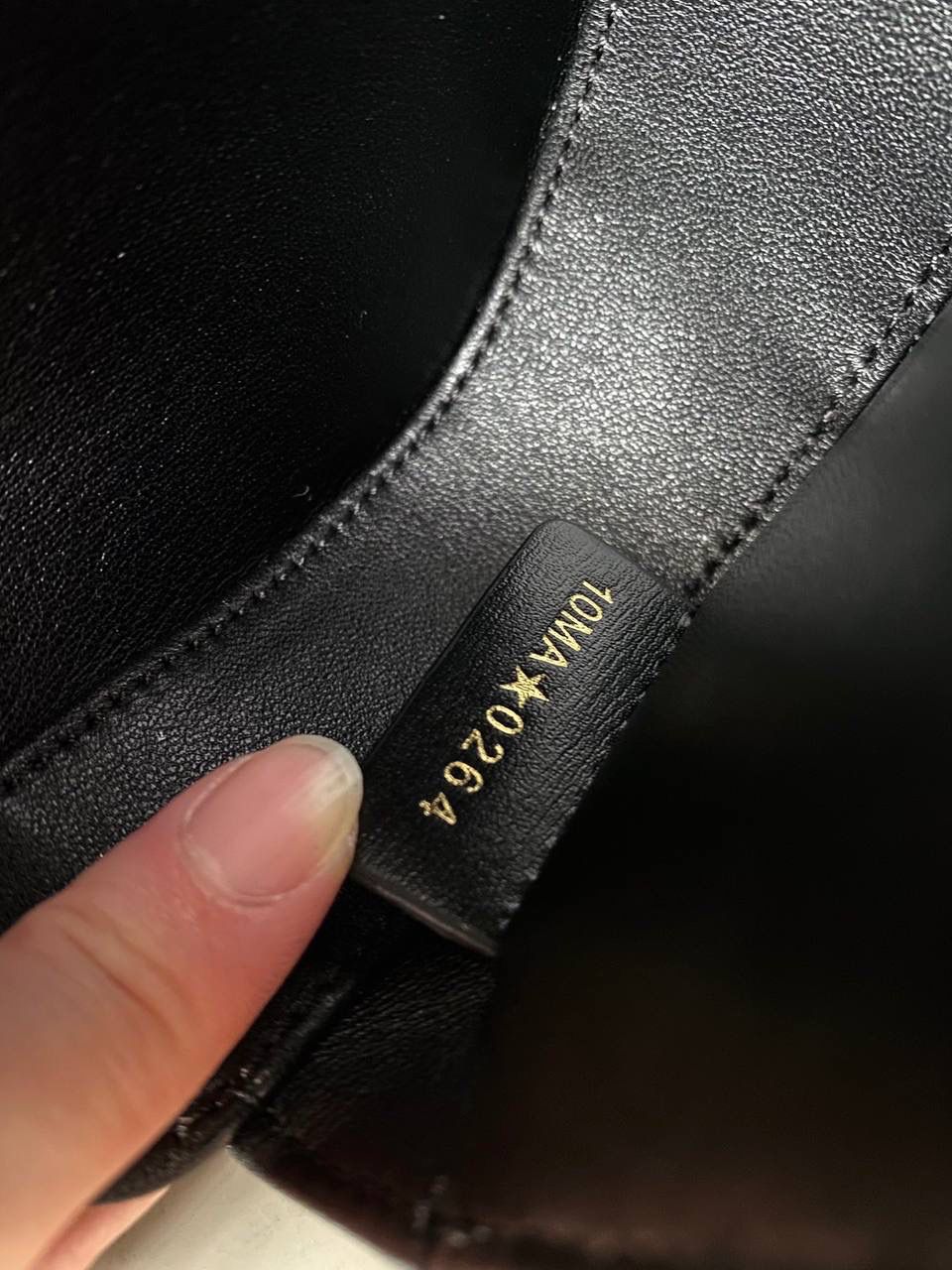 🈶 黑色小号 💙 Dior Top Handle 蒙田30 ✨ 自带手柄＋可调节肩带， 手拎👜 / 肩背 / 斜挎 都可以～ 但我个人最爱它的内里设计 💭 多隔层真的很方便，用起来很顺手 😆 📏 尺寸：19 × 9 × 8 cm