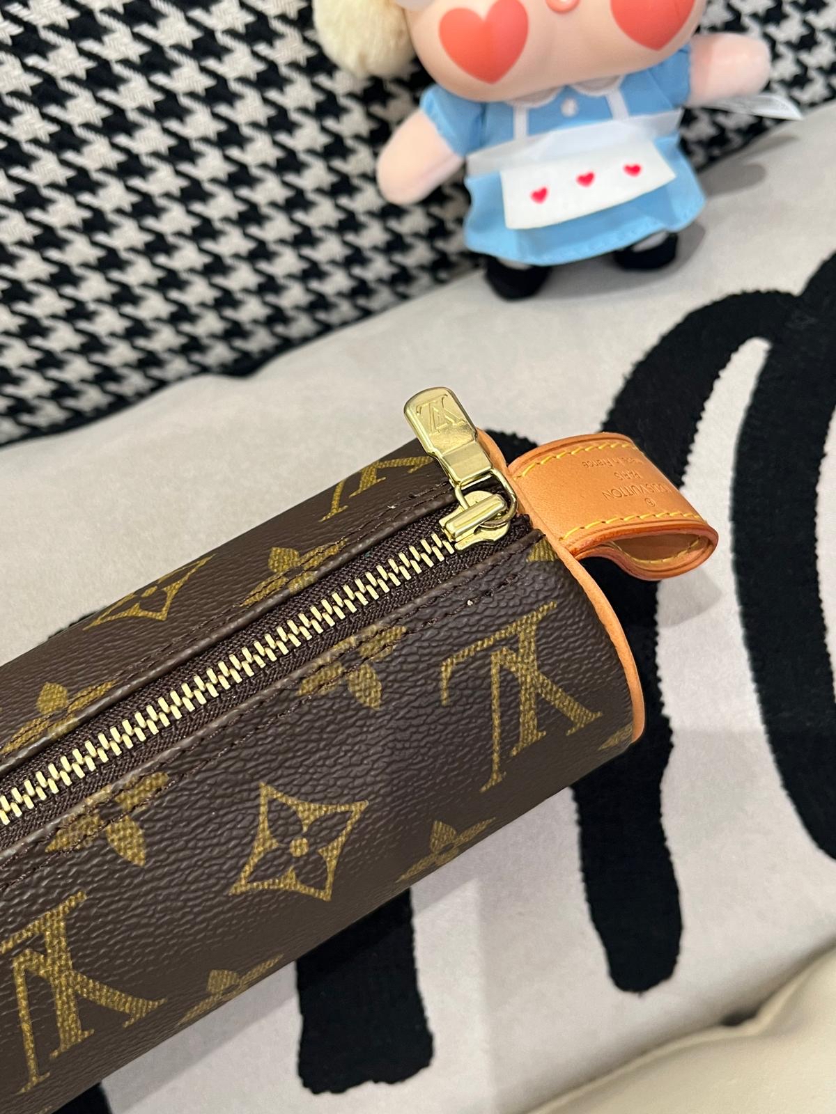 LV Monogram 圓桶筆袋 zip pouch 100%Authentic, 98%New ✅Dust bag