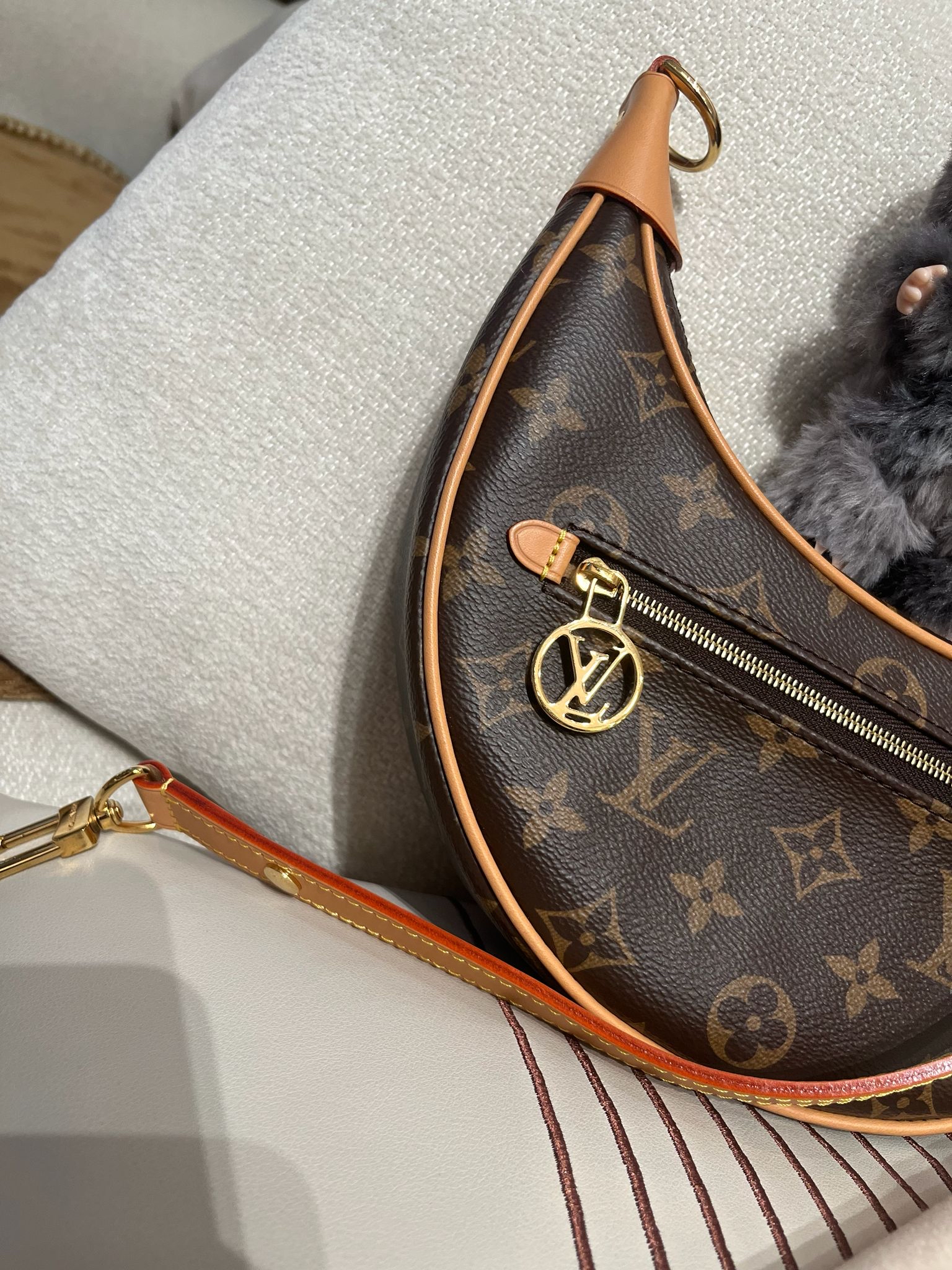Lv loop hobo monogram M81098 ,100%Authentic, 98%new ✅Dust bag✅Box