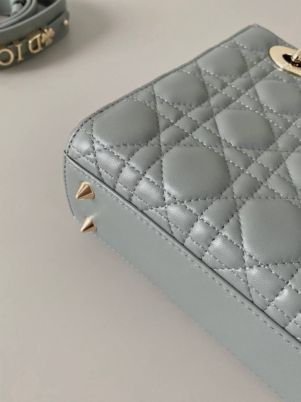 🈶岩石灰 𝗗𝗜𝗢𝗥 𝗟𝗮𝗱𝘆羊皮四格金扣 戴妃作为经典的代表，怎么买怎么对 特别手拎时会显得整个人非常温柔优雅 四格尺寸比三格更大气稳重，不后悔系列 我一直都推荐女生一定要有一只经典款 每个颜色都很好看，完全不需太纠结 进口原厂羊皮➕全钢五金，终极版 （配6个五金图案 全套包装） 20×16.5×8cm 4123m