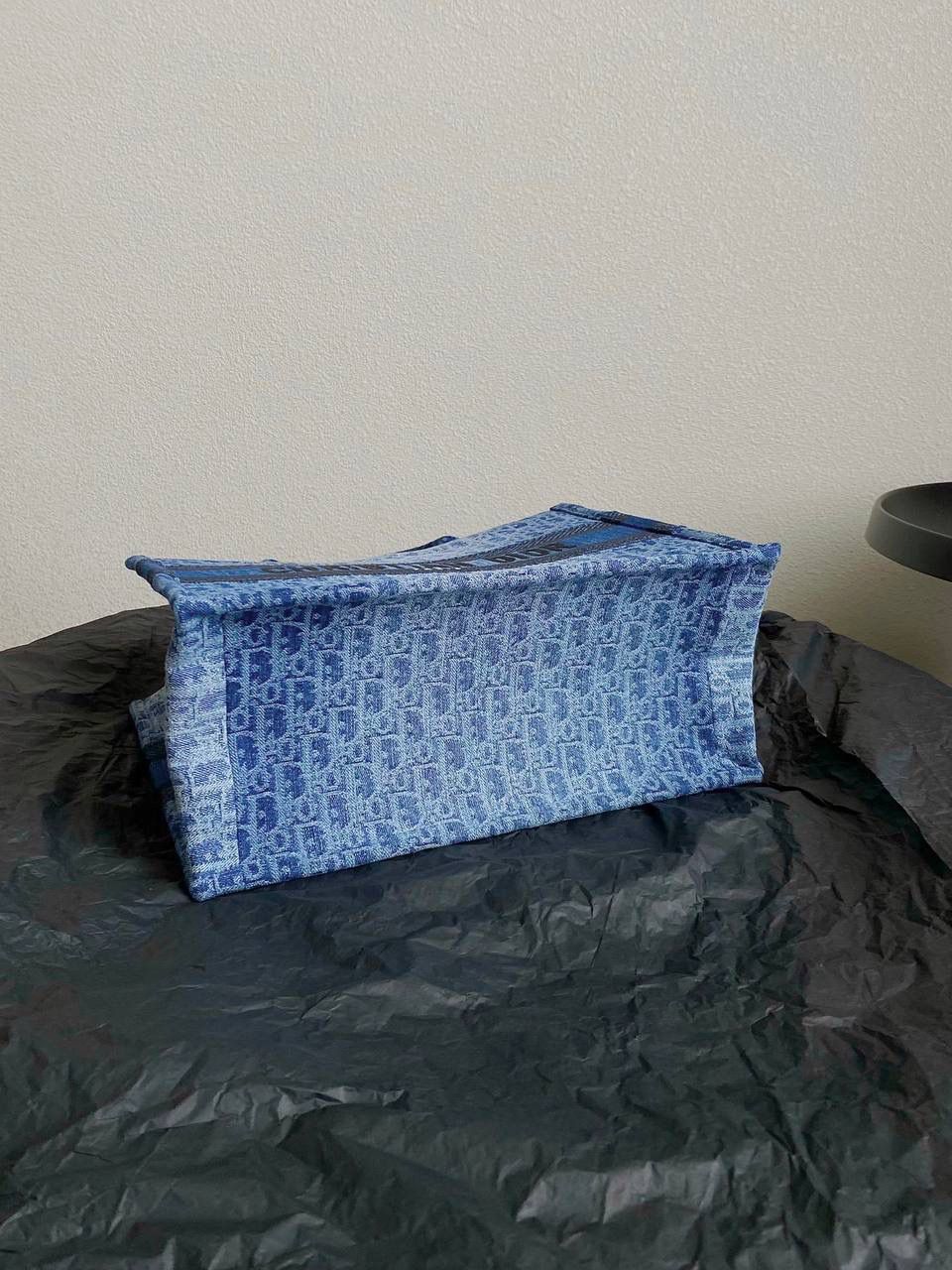 🈶牛仔蓝中号 𝗖𝗗 𝗕𝗼𝗼𝗸 𝗧𝗼𝘁𝗲 24石洗丹宁 这期的牛仔系列真的超爱！ 它的热度不亚于任何一只经典款 深蓝色丹宁➕经典的Oblique印花， 不规则石洗效果，渐变感特别且帅气 牛仔很百搭也没有什么季节性， 所以这系列是既特别又经典 不怕过时🤟🏻😎 姐妹们可以放心冲！ 36×27.5×16.5cm