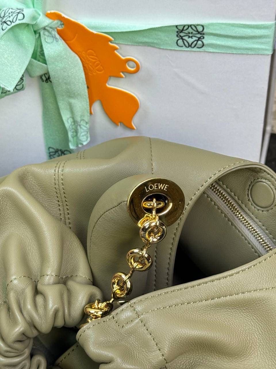 🎈（全钢五金）中号纳帕羊皮𝙎𝙦𝙪𝙚𝙚𝙯𝐞 —【按树绿】到货📍 尺寸中号：34-33-13.5cm 尺寸小号：29-10.5-24cm 型号:652328 【配全套礼盒】 😇罗家全新成员Squeeze手袋💯 满分到货•采用触感柔软的纳帕小羊皮革🐏•里外全皮💯传统工艺➕创新研究•全新独特设计。 😇最新宣言款配件：Anagramc pebbled 不锈钢及铝合金材质•升级打造标志性甜甜圈•相同质感•更轻重量。 😇具备令人惊讶的轻盈褶皱包身 可肩背、斜挎或手提*可调节甜甜圈⛓️链条肩带•搭配Anagram携刻鹅卵石•附加额外链条•可进一步延长肩带*磁扣开合*内部拉链口袋