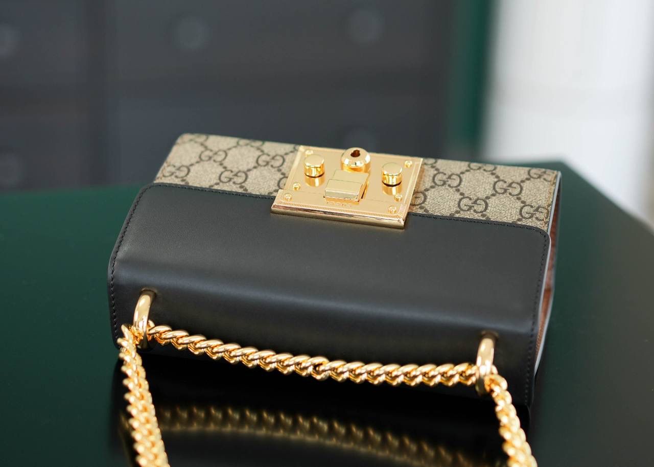 🥯Padlock系列小号GG肩背包 黑棕20cm 正品售价¥17.000 GG家经典著作𝐏𝐚𝐝𝐥𝐨𝐜𝐤小锁扣， 众多明星喜爱的复古𝐏𝐚𝐝𝐥𝐨𝐜𝐤，众多网红都在种草推荐， 低调不张扬的复古经典，一眼定情的小包 滑动链条有多种佩戴方法，可肩背也可手提 官方款号 409487 尺寸：20x12x8cm