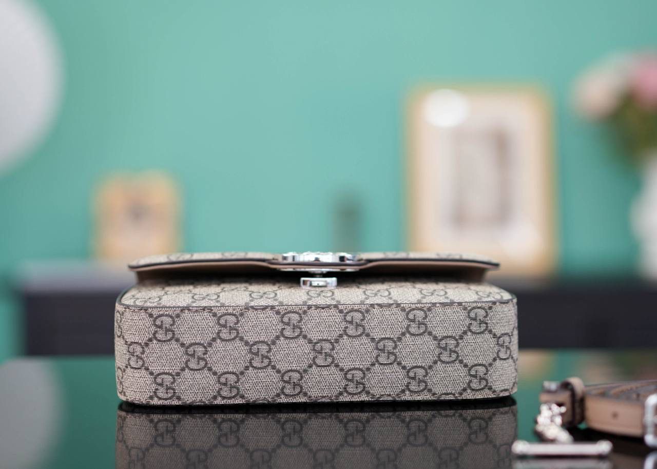 🥯Petite GG系列迷你肩背包 21cm 正品售价,500 GG全新推出的长形包包，轻快又好背 包身硬挺，简单利落很大方~ 官方款号 739722 尺寸：21x10x5cm