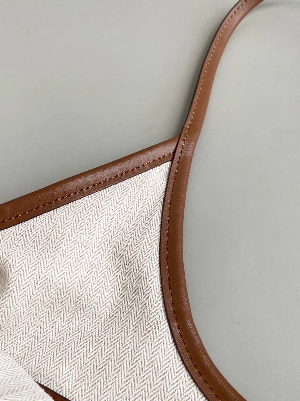 🈶拼接色 𝗠𝗶𝘂𝗠𝗶𝘂托特，大爆款 这只大火啊！超有腔调的一款 简约精致的设计真的好耐看 不同色系拼接有点流浪感又透着高级 色彩搭配温暖而富有层次 把美拉德复古风拿捏的很到位 整体造型非常慵懒惬意，保证了舒适性和实用性的同时还兼顾了美观性 时尚，非它莫属了！ 35×40cm #F0110m