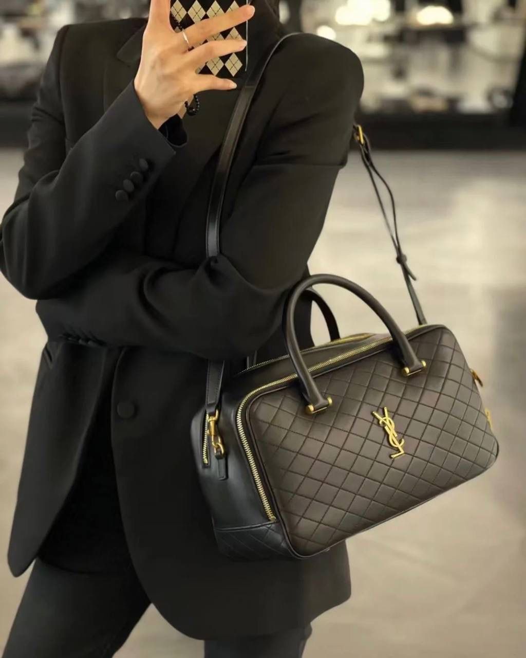 仅剩少量❗️ ys1 liya保龄球行李包🎳👛 为数不多的可以手拎的通勤包 容量超级大，喜欢大包的姐妹不要错过 双拉链大分区，里面还有小隔层 功能性实用性都照顾到 我真的很喜欢他们家扁平的菱形衔缝线 清冷和酷飒感一下就出来 你别说，这只保龄球还挺学院风哈～ 31×16×13cm766785m