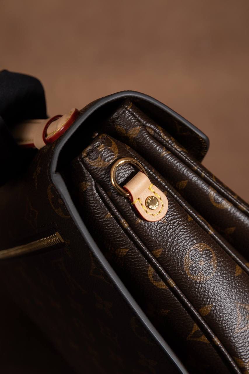 LV POCHETTE METIS🎀大邮差包 ✨ 法国原厂料 + 原厂皮 + 全钢五金 质感真的很稳，拿在手上就知道不一样，高级感直接出来 😍 这款邮差包因为设计经典， 所以一直被叫做 “入门级邮差包” 👜 但不要小看它哦～ 👉 超百搭、👉 超耐看、👉 永远不过时