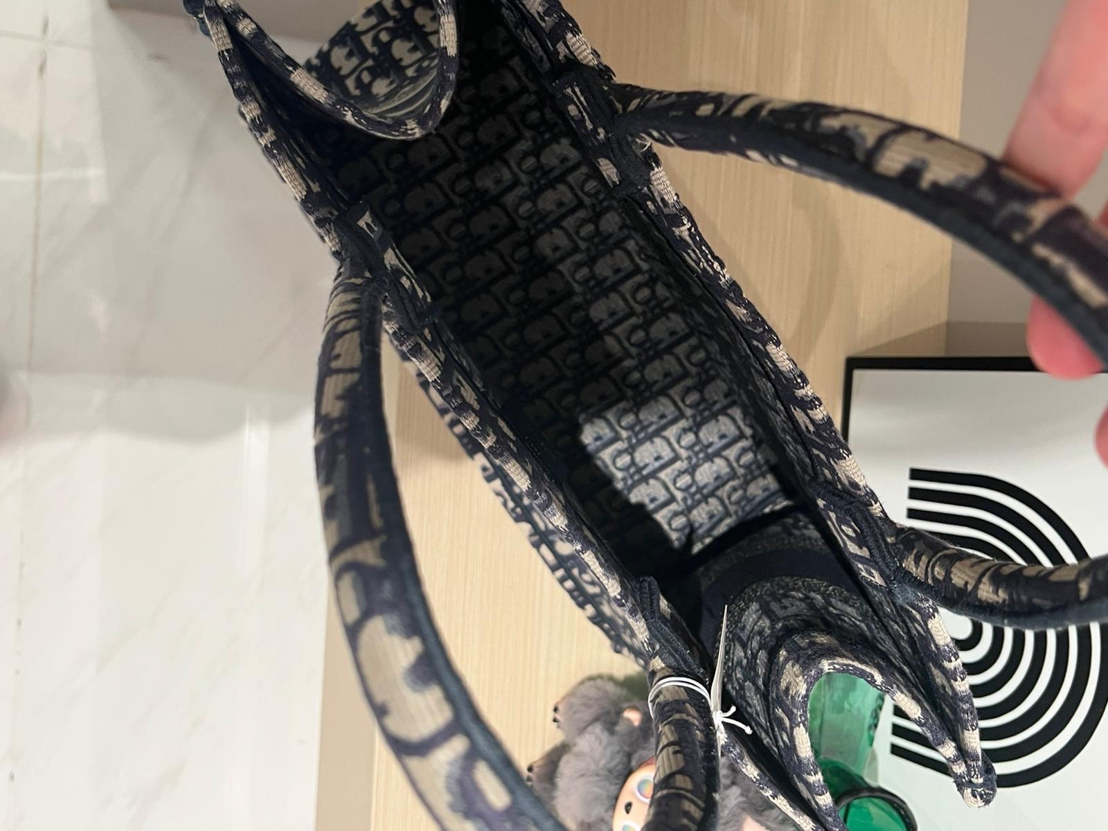 Dior book tote medium  ,100%Authentic ,98%new ✅Dust bag