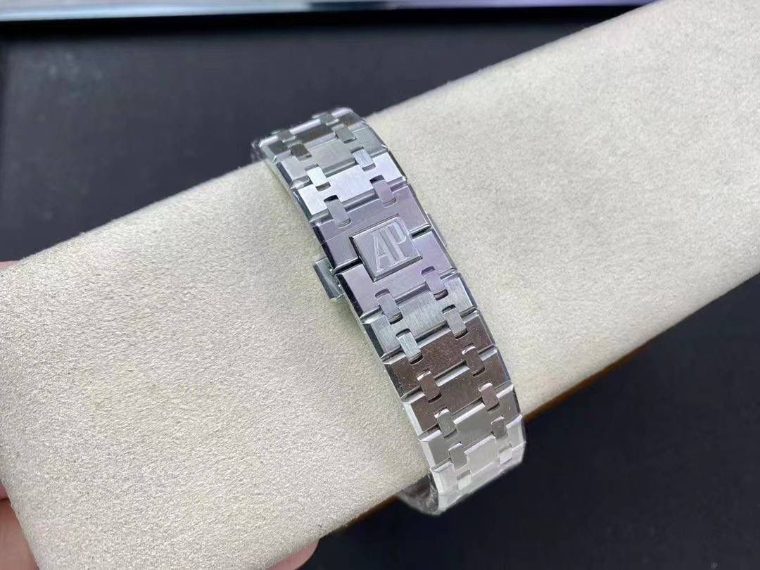 APS爱彼镂空皇家橡树离岸型15407ST.OO.1220ST.01男士机械腕表 Calibre 3132一体机芯，41mm直径，厚度9.9mm深灰色表盘形状：圆形表盘材质：镂空表盘，搭配玫瑰金荧光立体时标和皇家橡树指针表镜材质：防眩光处理蓝宝石水晶玻璃表镜表冠材质：精钢，旋入式表冠背透：背透，防眩蓝宝石玻璃镜面