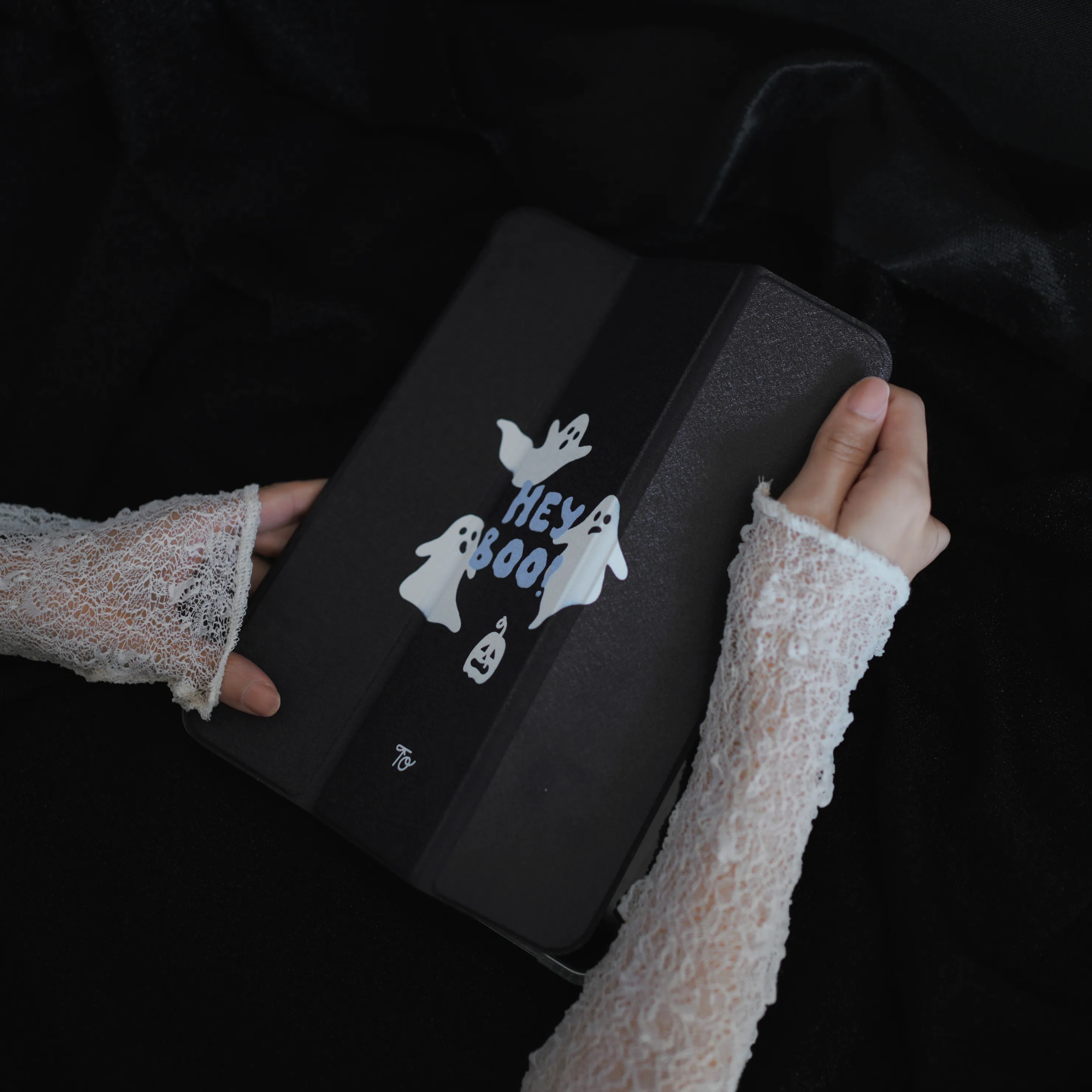 【Peek-a-BOO!】透明磨砂書本式 iPad Case