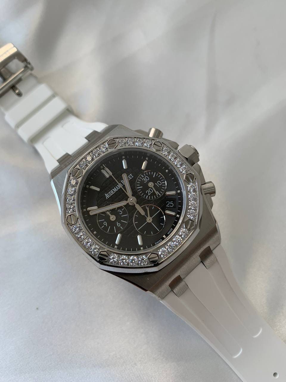 爱彼女款、小红书爆款，喜欢大表盘的女生、必备款，表盘37MM、蓝宝石防刮花玻璃，316精钢表壳、纯手工镶嵌32颗莫桑钻、搭配瑞士多功能石英机芯精准走时，表带采用进口橡胶工艺，佩戴舒适不过敏、折叠扣设计，佩戴便捷，数量有限，先到先得，多种色系，穿搭任选！