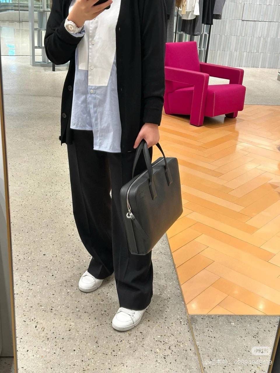 👉🏻牛皮【𝐺𝑜𝑦𝑎薄款公文包】 —黑色❤️ 编码：062344 尺寸：𝟑𝟖-𝟐𝟕-𝟖𝐜𝐦 📍柔软粒面小牛皮流线型公文包•可通过顶部手提或可拆卸可调节肩带携带。 📍拉链开合•牛皮革拉链头 内部拉链口袋和两个插袋❤️人字纹棉质帆布内里。 🉑容纳14寸电脑💻📍粒面小牛皮材质•耐糙经典❤️