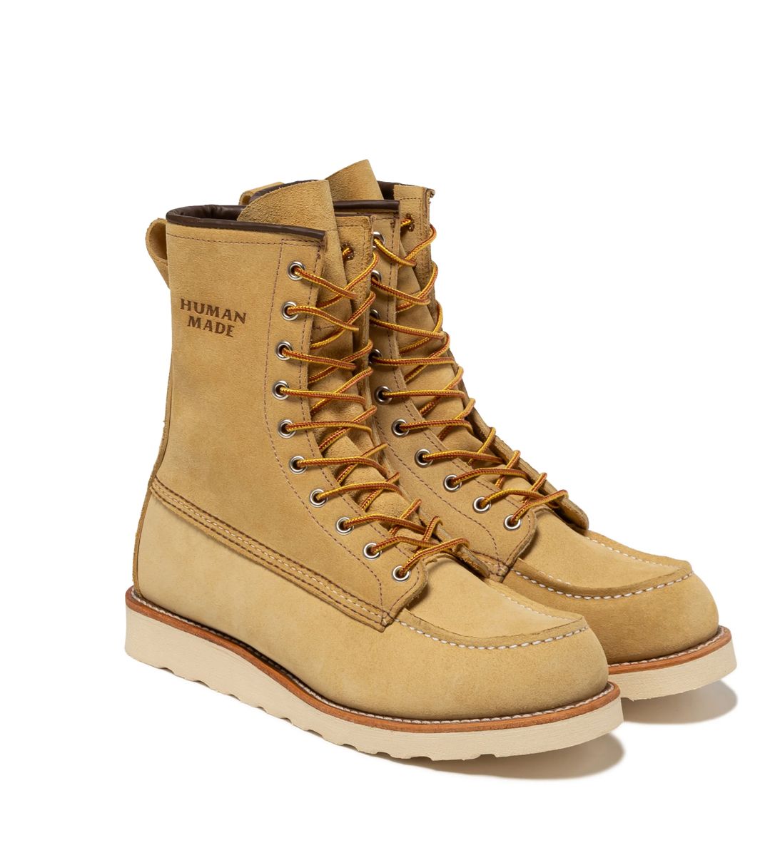 HUMAN MADE x RED WING 8INCH MOC Size jp23-30 cm 攜手源自美國的百年製鞋品牌RED WING（紅翼）聯名呈現經典「8吋工裝靴」。 ・配有側邊拉鍊的聯名訂製版型 ・選用RED WING經典的Hawthorne Abilene翻毛皮製作 ・搭配白色鞋底，避震性能優秀，久穿亦舒適 ・經典的莫卡辛鞋頭（即莫卡辛鞋） ・靴筒高8英寸，鞋舌與靴口無縫一體成型 ・靴筒側面壓印兩個品牌聯名LOGO ・舒適耐穿，歷久彌新的經典時尚單品