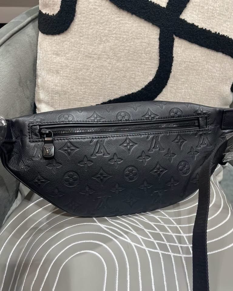 LV Discovery Bumbag PM M46036 Calfskin Black 100%Authentic, 98%New ✅Dust bag